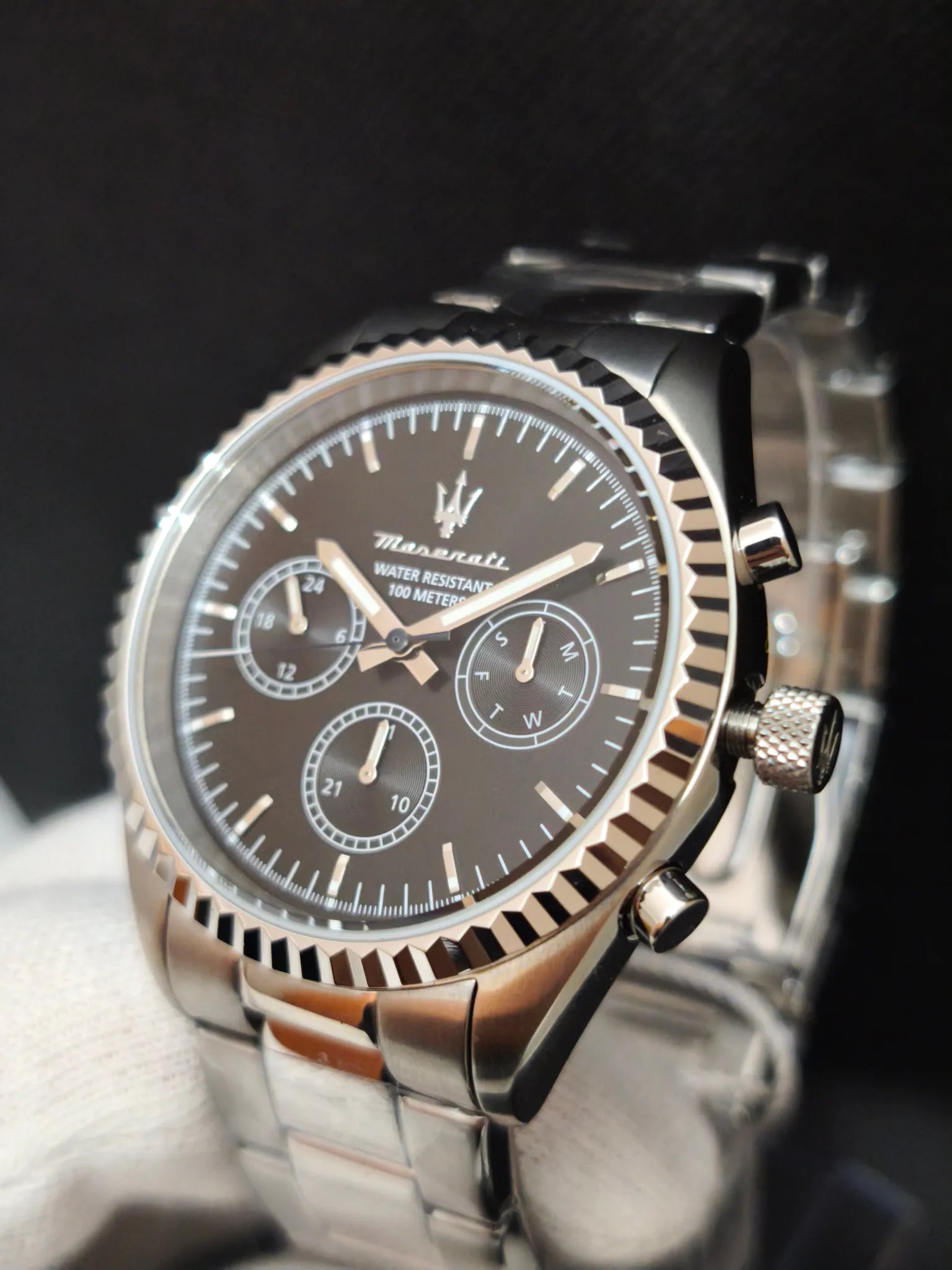 Reloj Maserati R8853100023 en ángulo; subesferas de día, fecha y 24 h