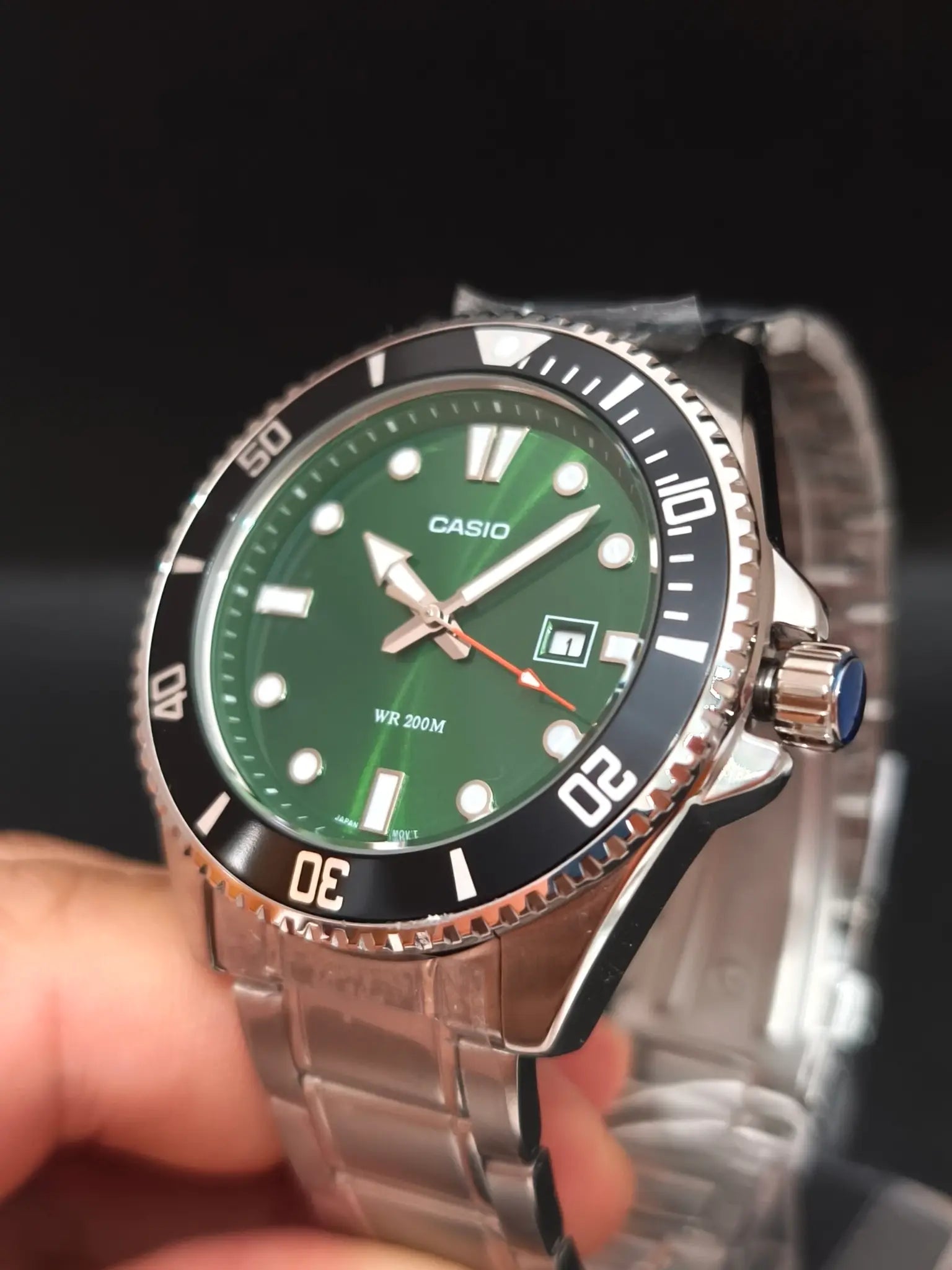 Detalle esfera verde Casio MDV-107D-3A2VDF con fecha