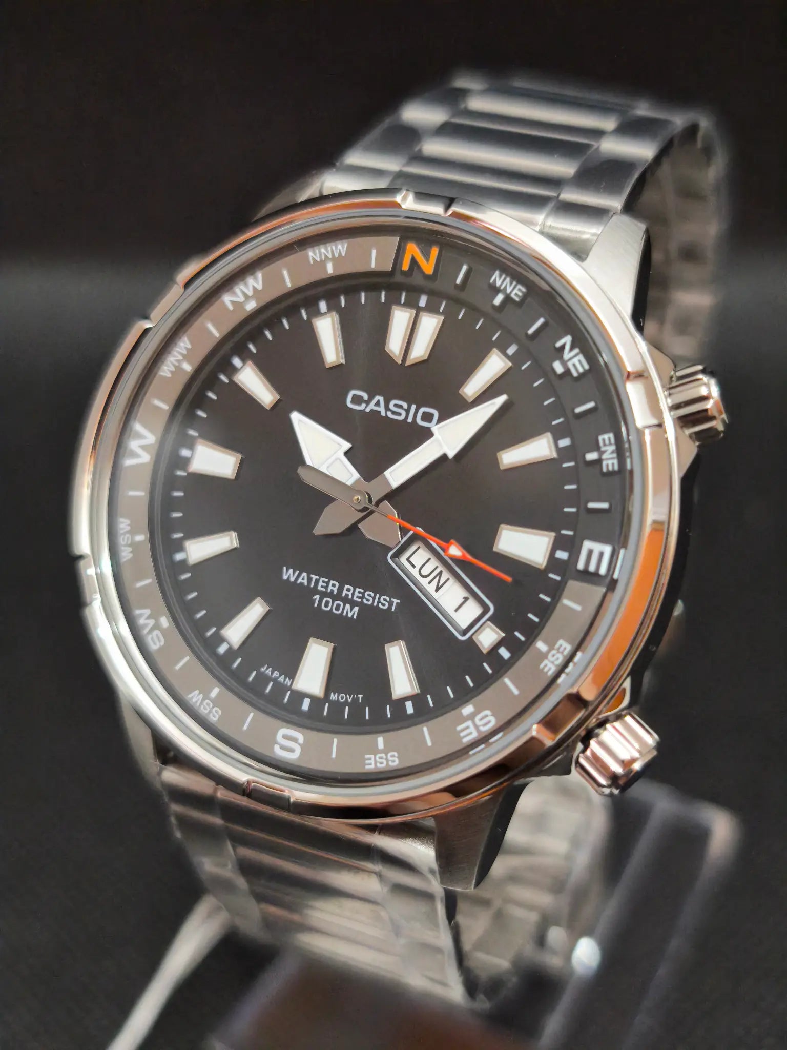 Detalle esfera negra Casio MTD-130D-1A4VDF con día y fecha