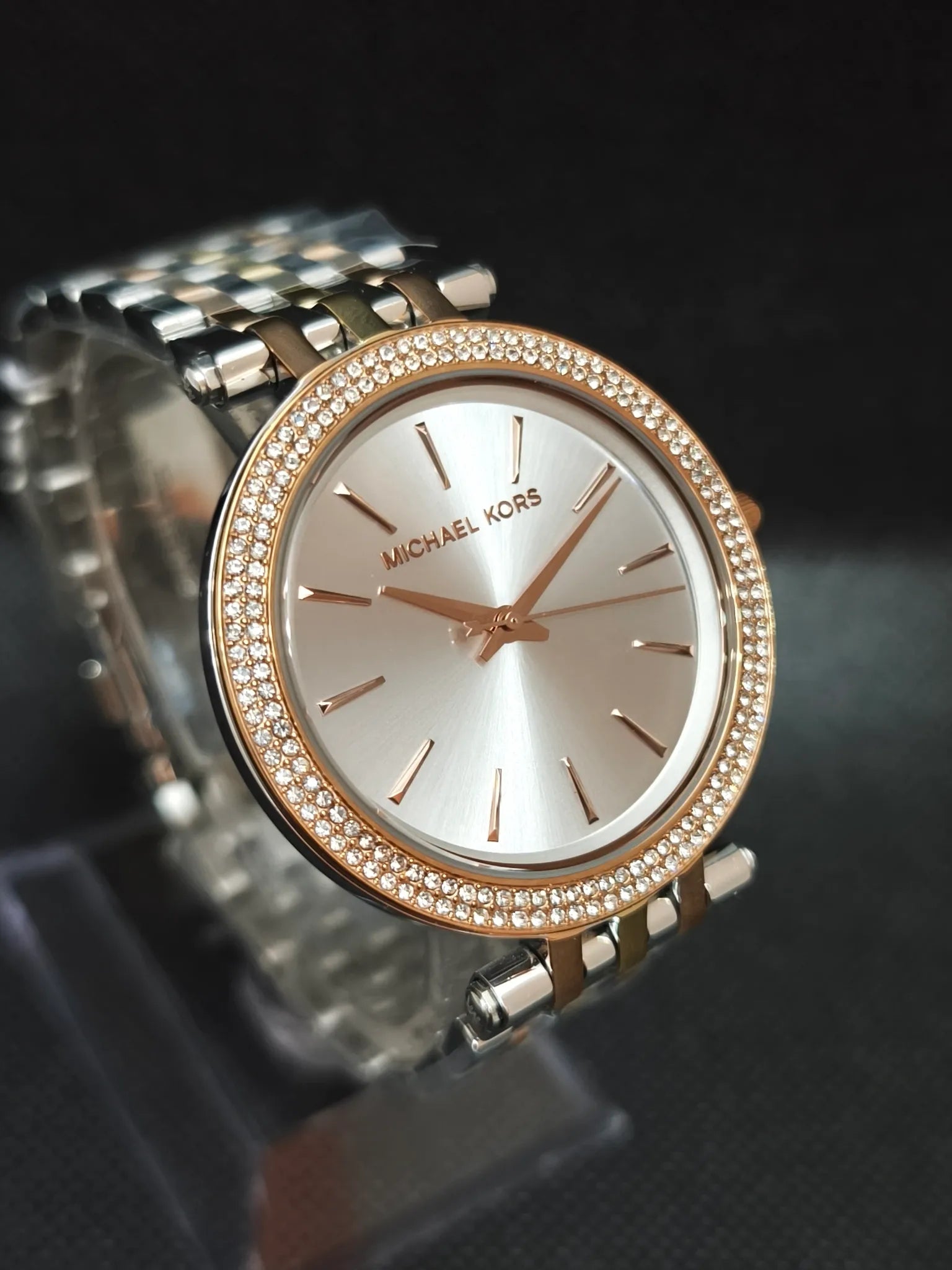 Reloj Michael Kors MK3203 Darci, lateral opuesto mostrando el perfil tricolor