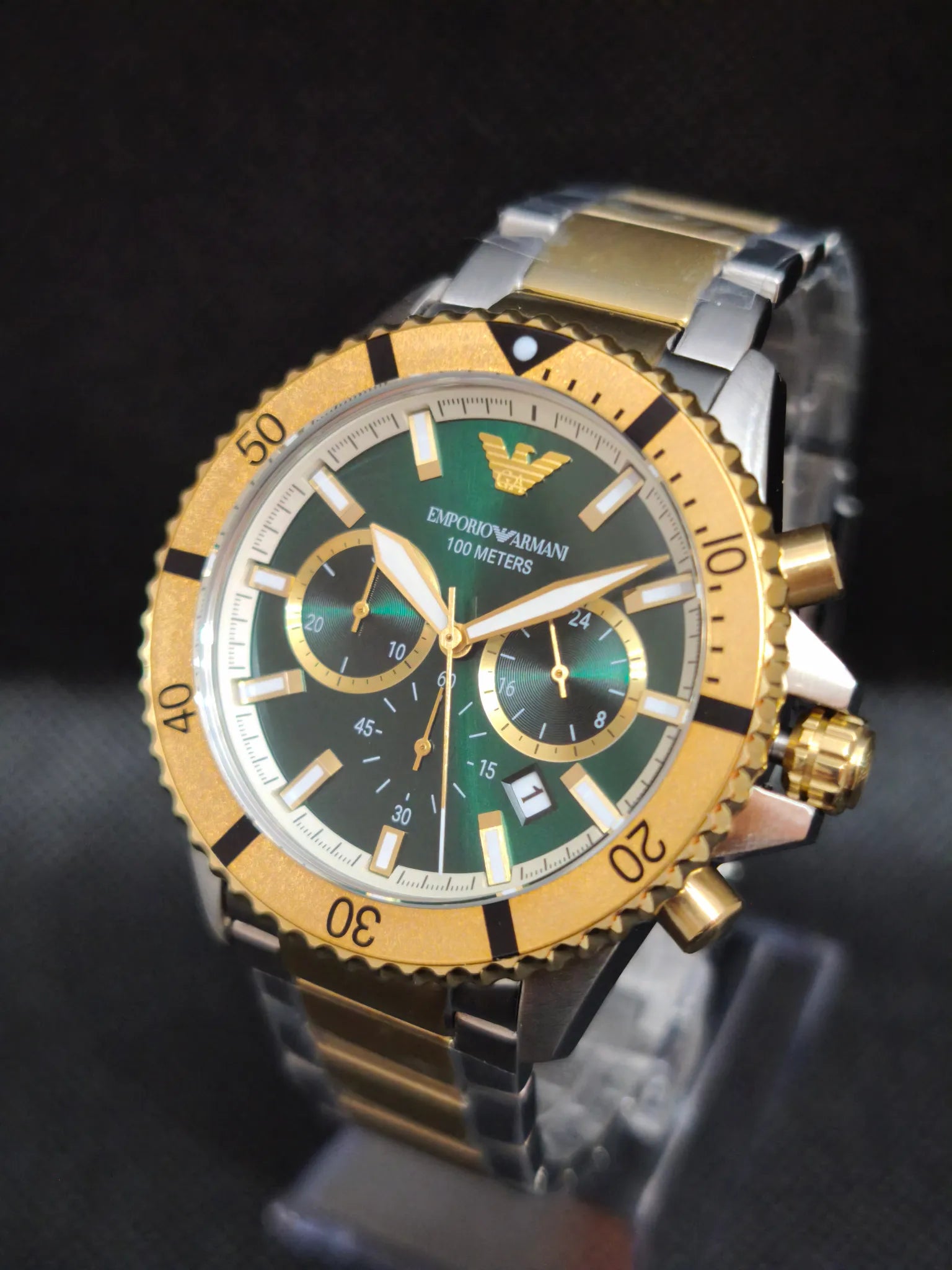 Reloj Emporio Armani AR11586 vista lateral con corona y pulsadores del cronógrafo