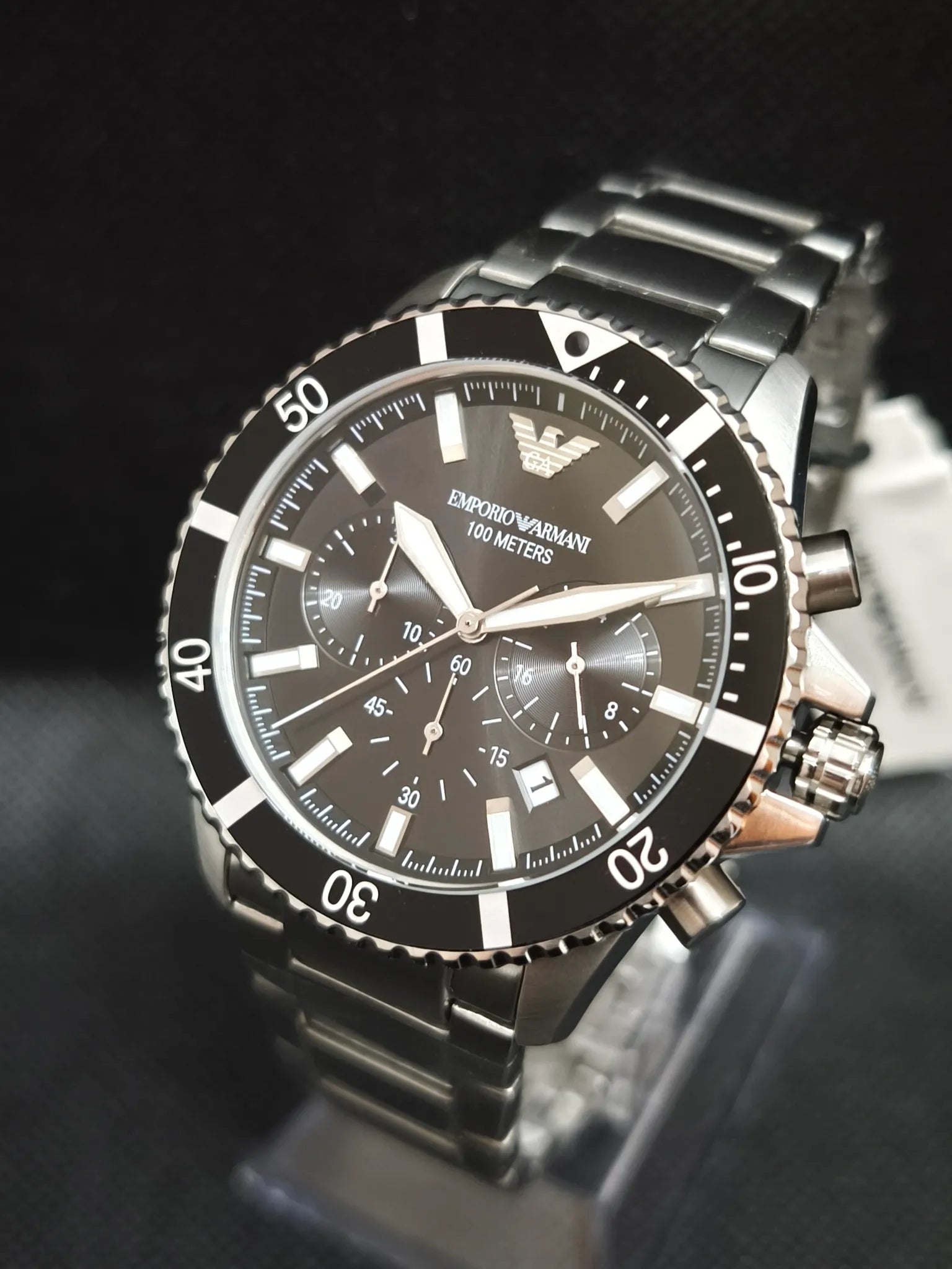 Vista tres cuartos del Emporio Armani AR11360 en acero 43 mm