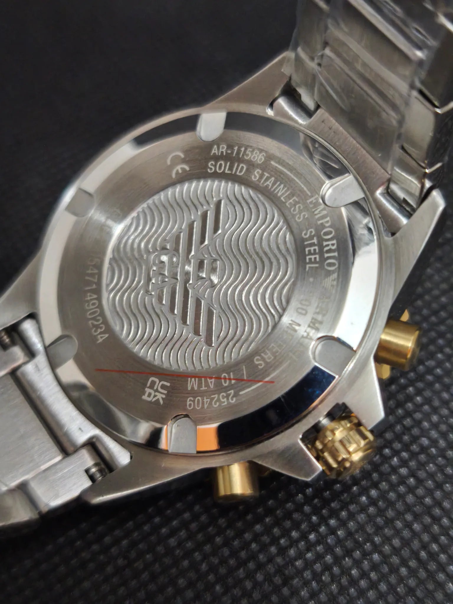 Reloj Emporio Armani AR11586 tapa trasera de acero con grabados de la marca