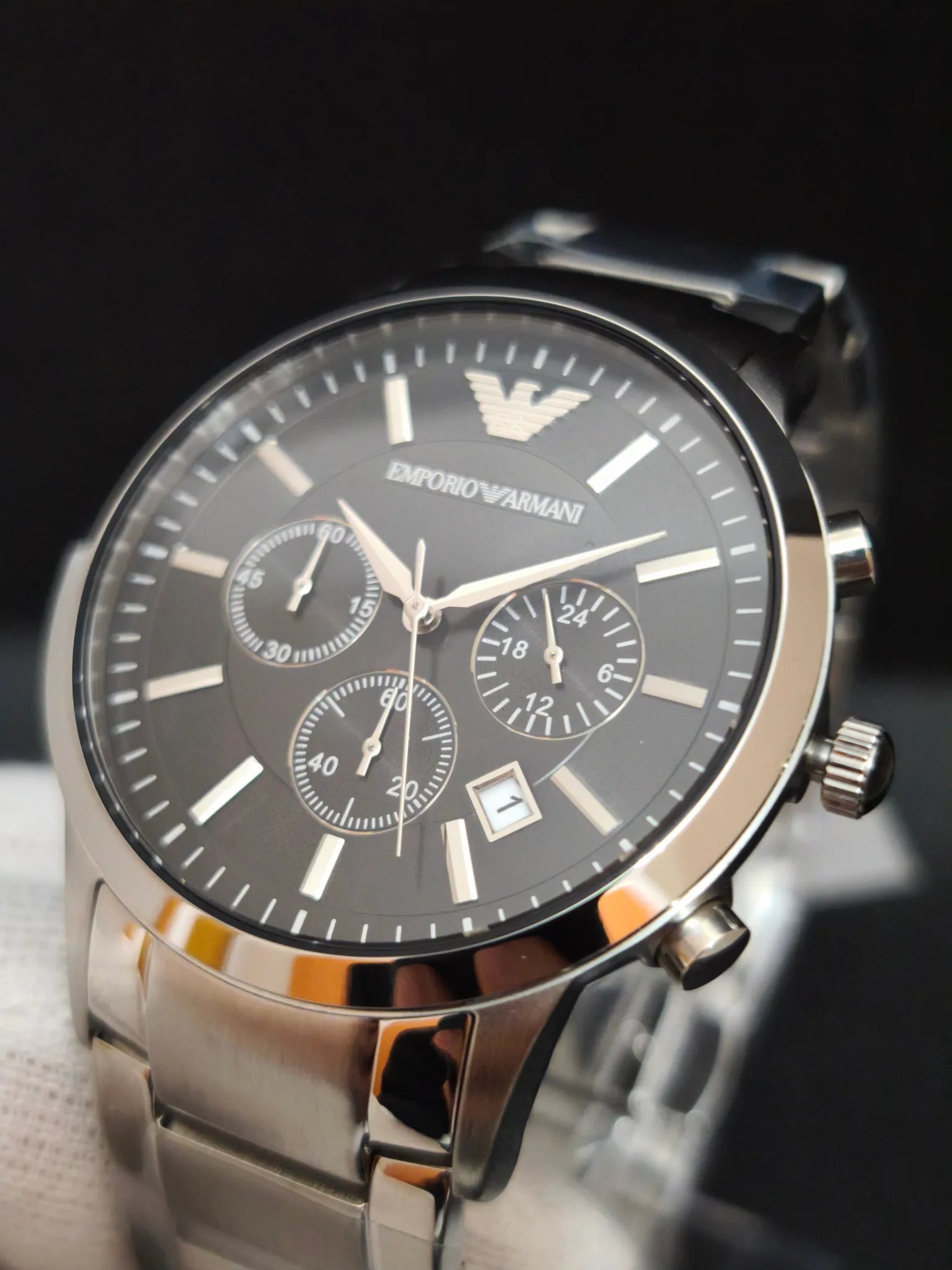 Reloj Emporio Armani AR2434 en ángulo; subesferas del cronógrafo y fecha