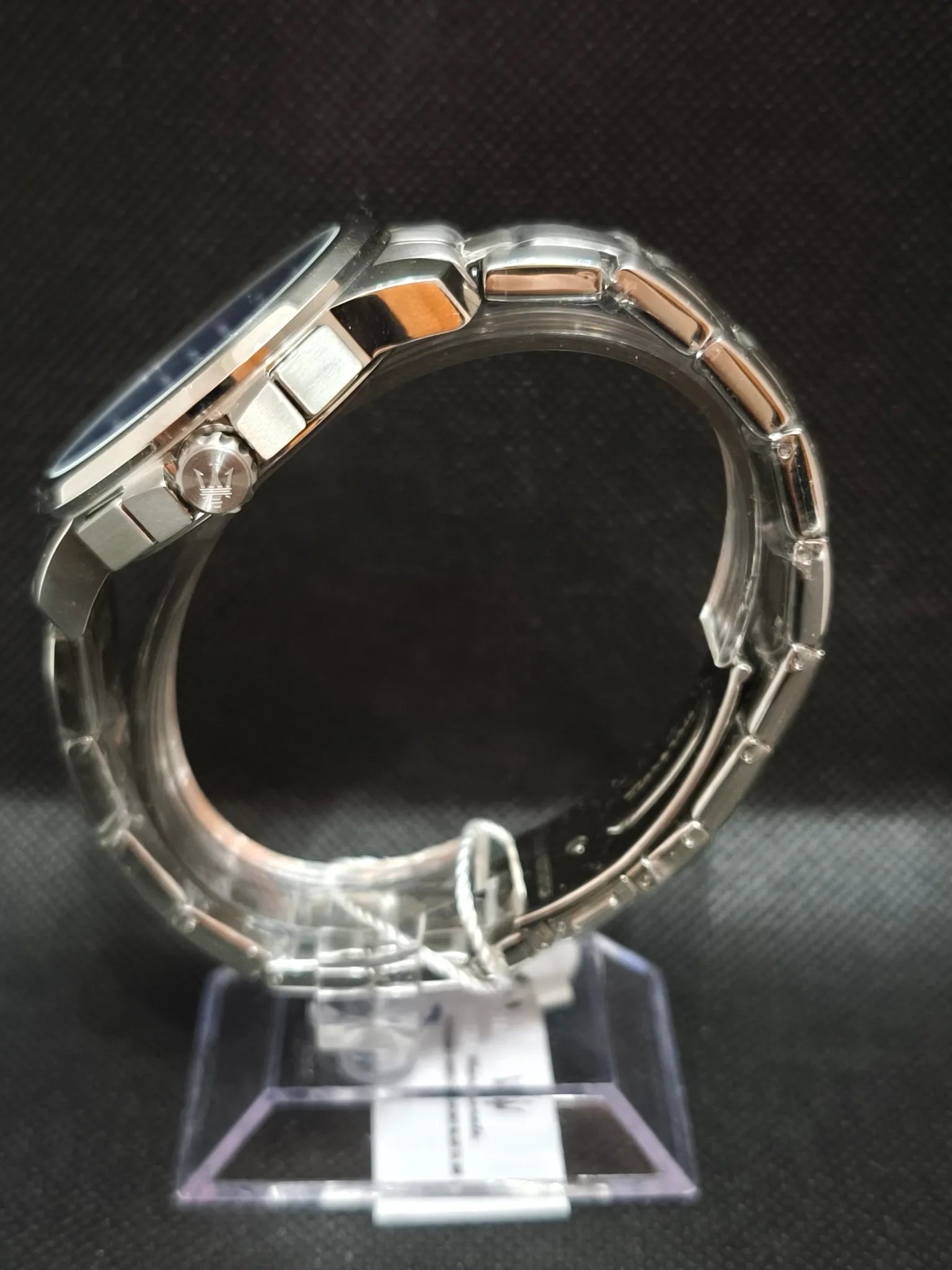 Perfil del R8873621002 con corona y pulsadores del cronógrafo