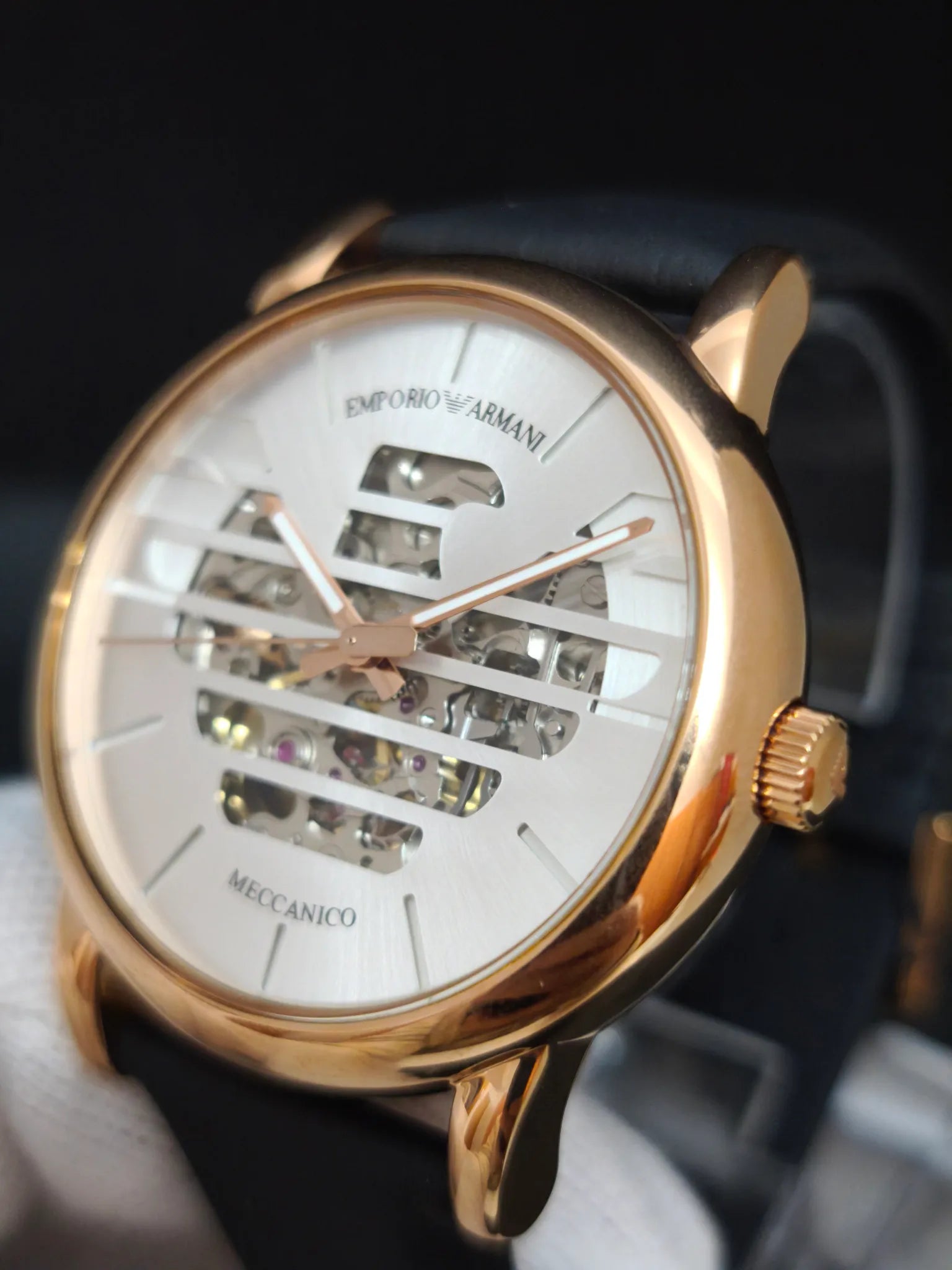 Reloj Emporio Armani AR60031 en ángulo, detalle de esfera skeleton y correa de piel negra