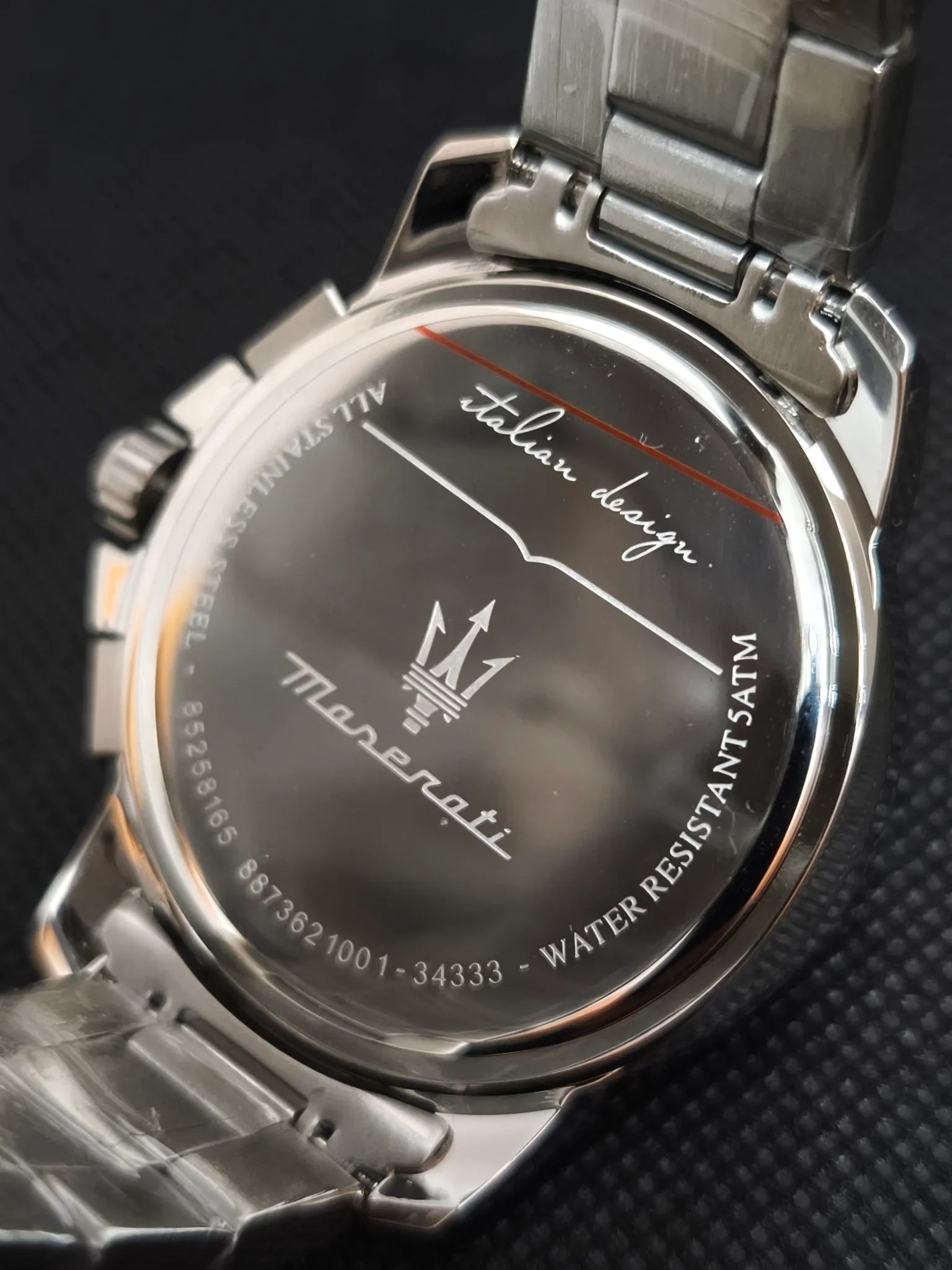 Tapa trasera en acero del Maserati R8873621001 con grabados de la marca