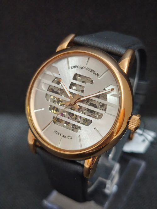 Reloj Emporio Armani AR60031 vista lateral con corona, caja en tono oro rosa y cristal mineral