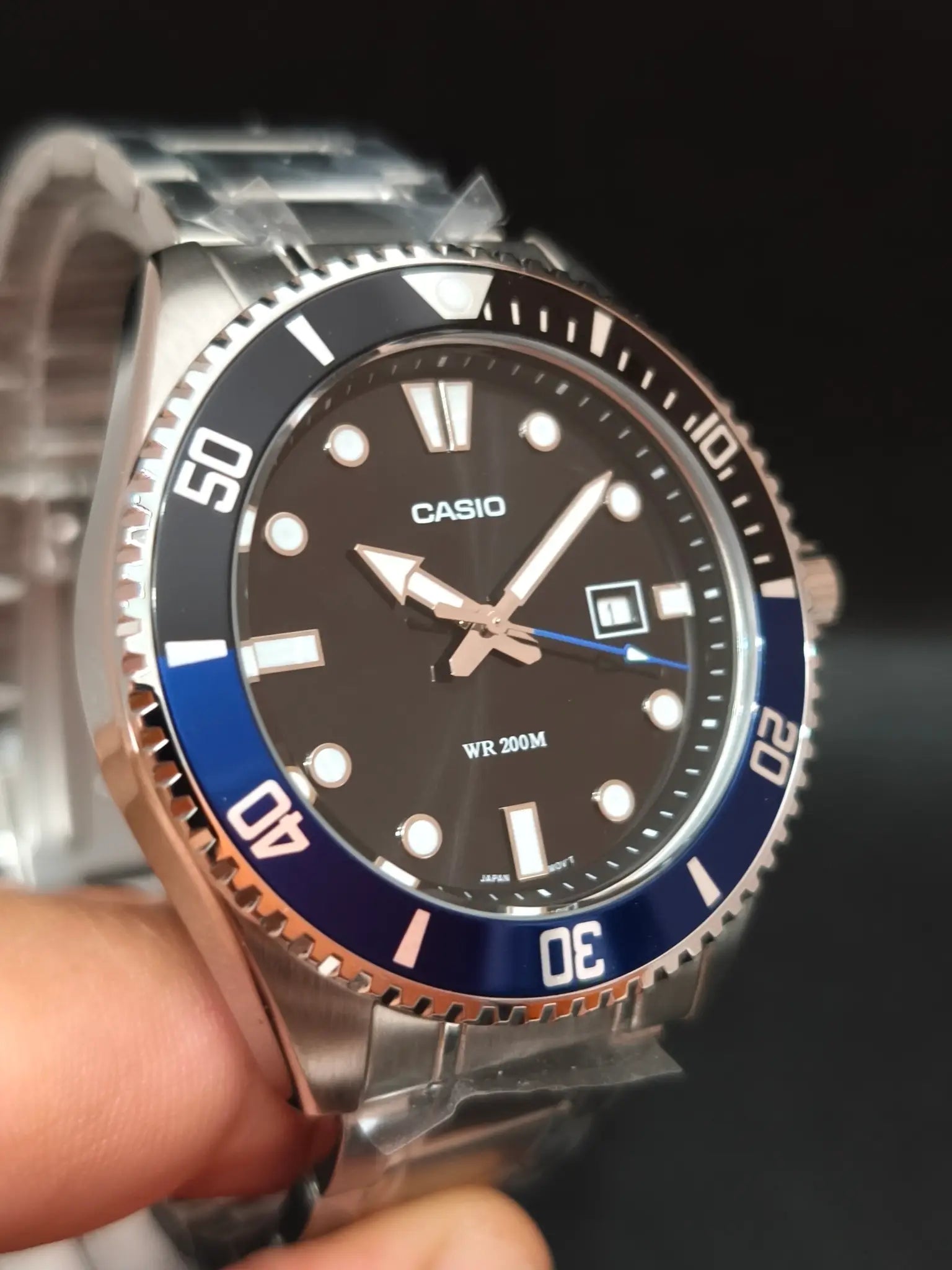Detalle esfera negra Casio MDV-107D-1A2VDF con fecha