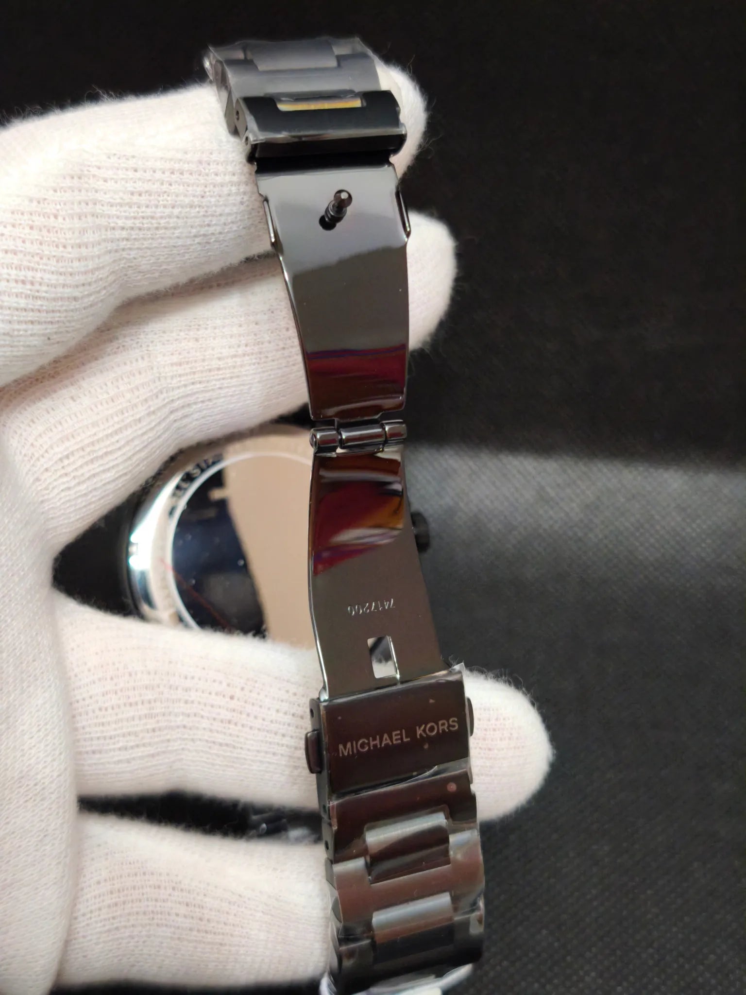 Reloj Michael Kors MK8858 brazalete negro por detrás y cierre desplegable