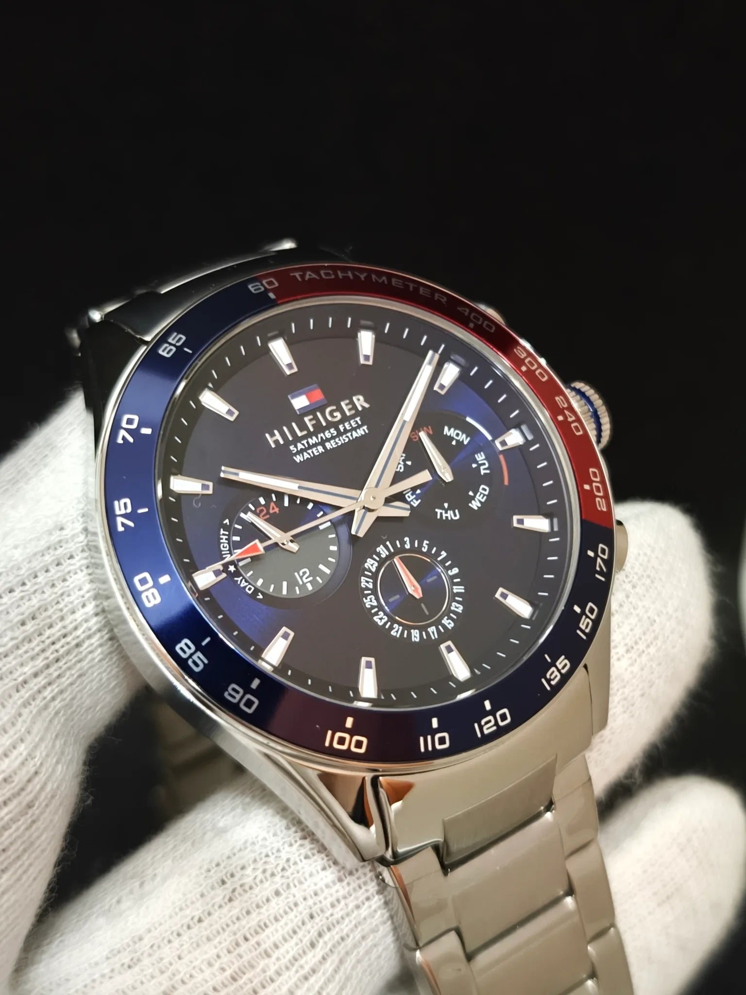 Reloj Tommy Hilfiger 1791968 Owen en ángulo opuesto; bisel azul/rojo
