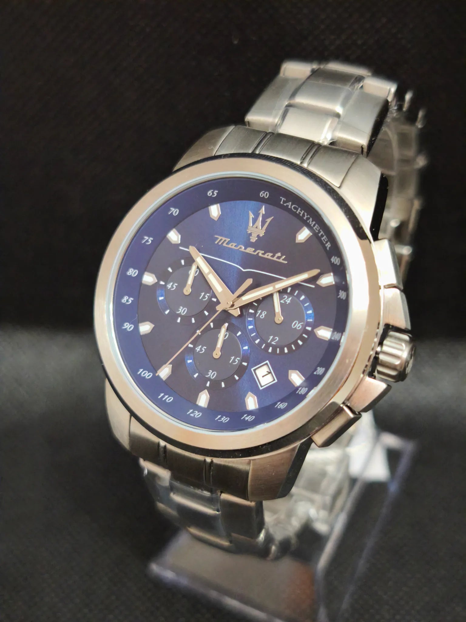 Vista tres cuartos del Maserati R8873621002 mostrando subesferas del cronógrafo