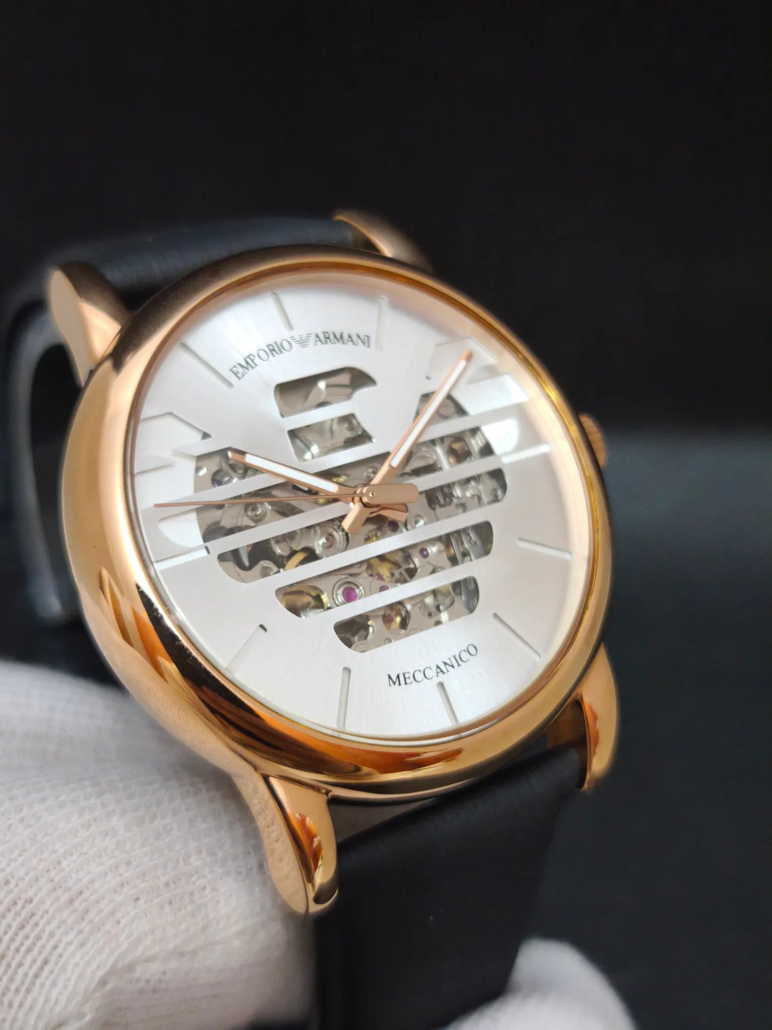 Reloj Emporio Armani AR60031 en ángulo opuesto, agujas y movimiento visible en la esfera