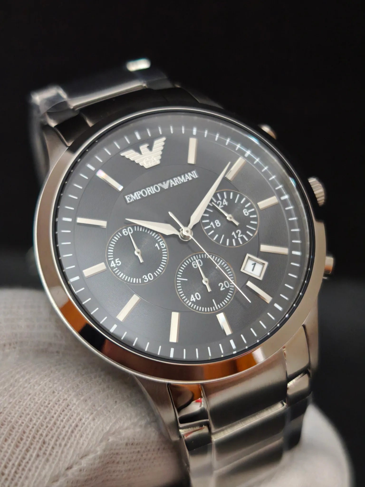 Reloj Emporio Armani AR2434 en ángulo opuesto; índices sobre esfera negra