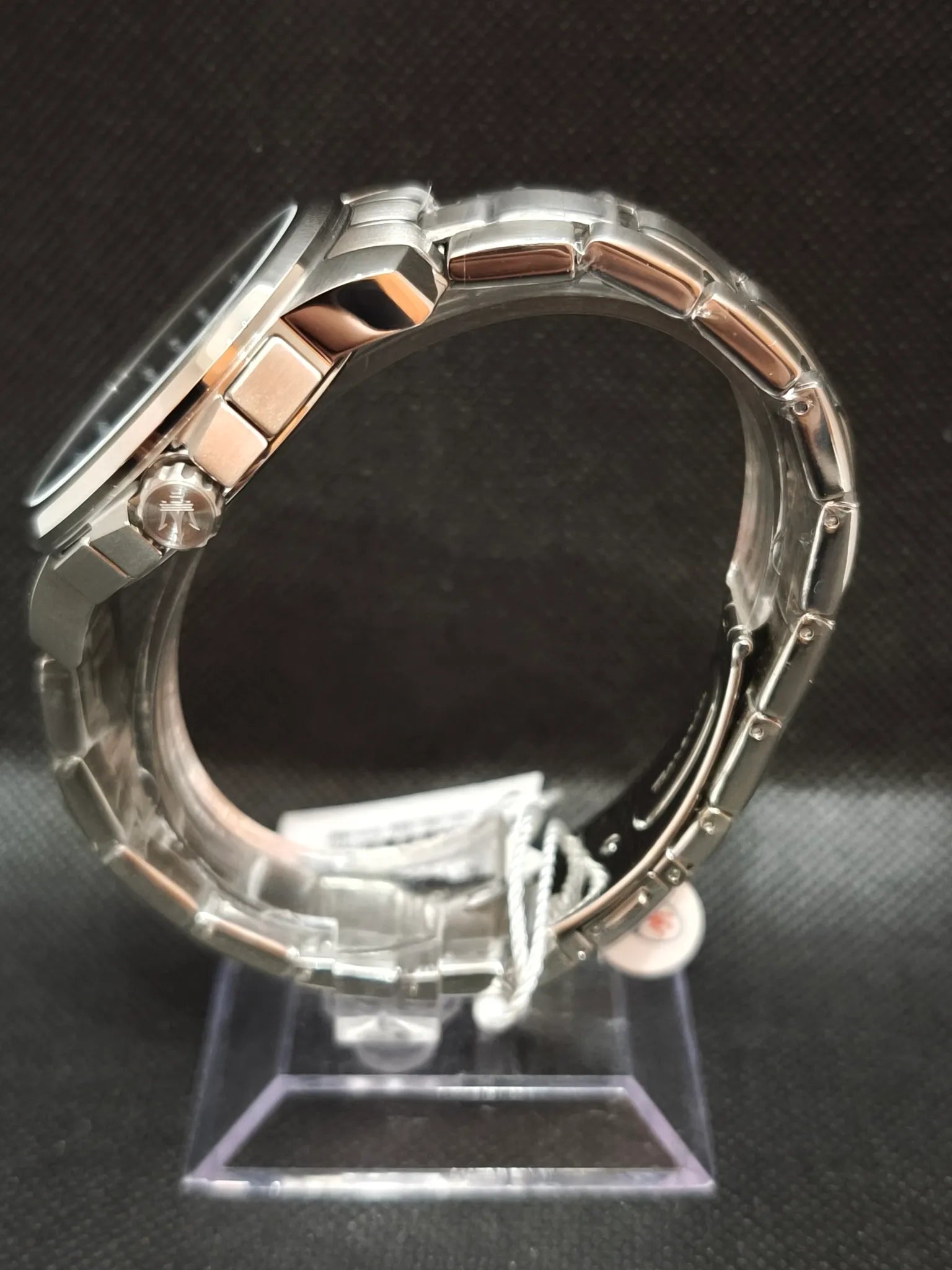 Perfil con corona y pulsadores del cronógrafo Maserati