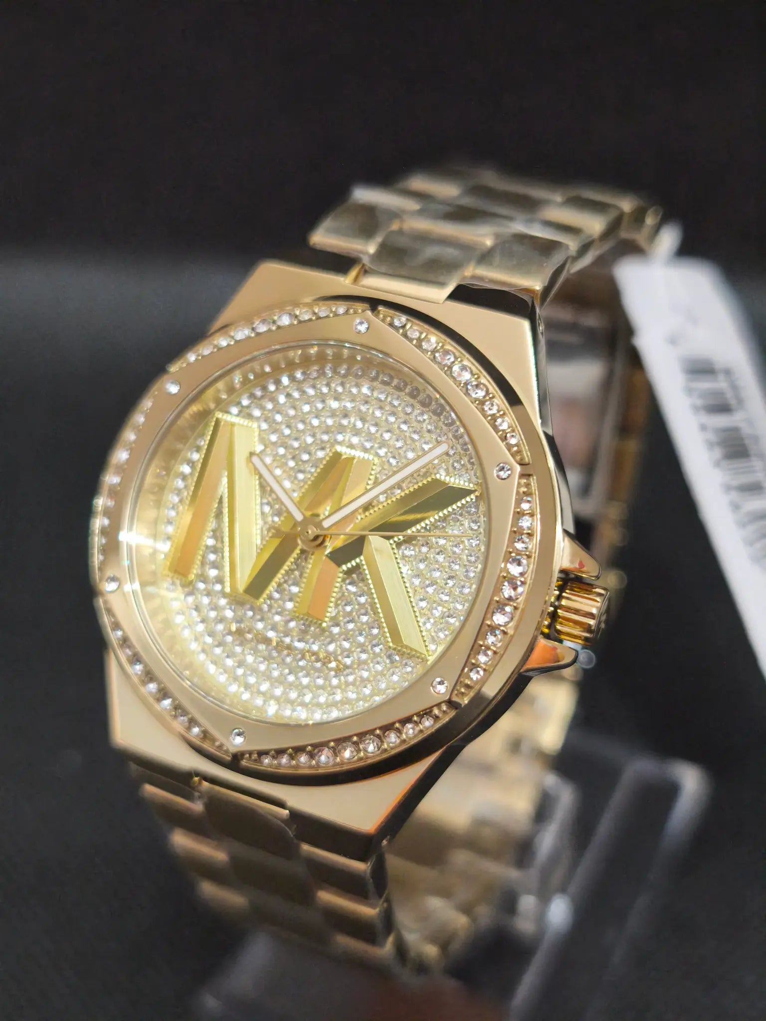 Detalle esfera dorada Michael Kors MK7229 con logo MK y acabado pavé