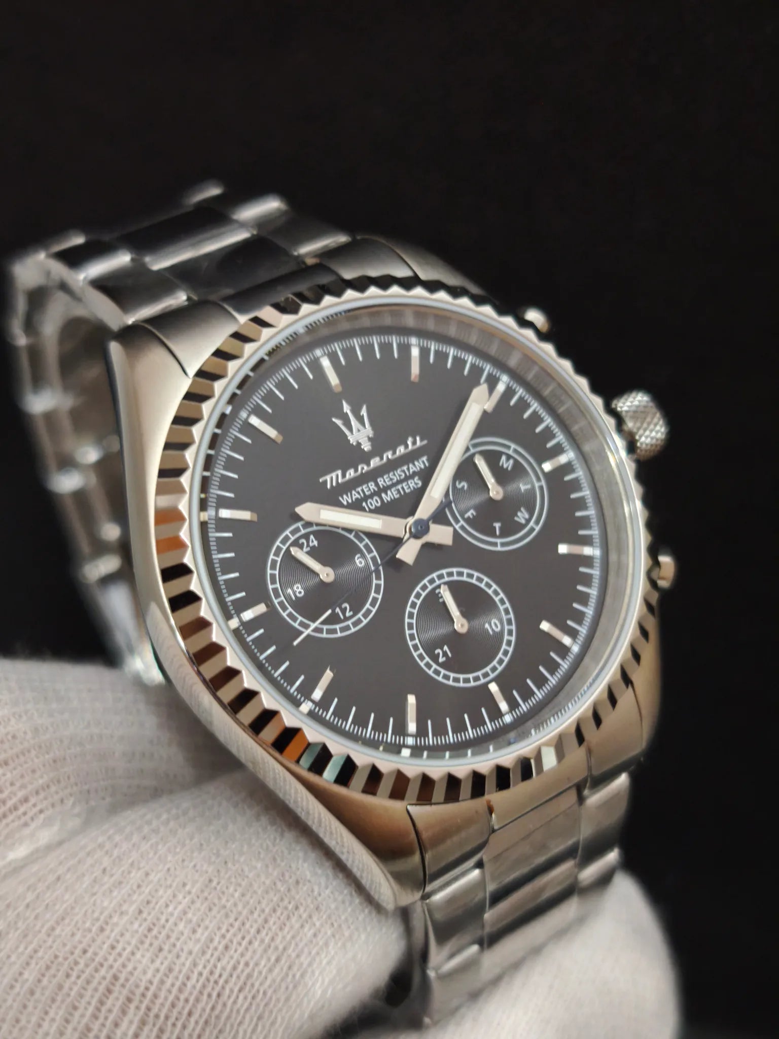 Reloj Maserati R8853100023 en ángulo opuesto; índices sobre esfera negra