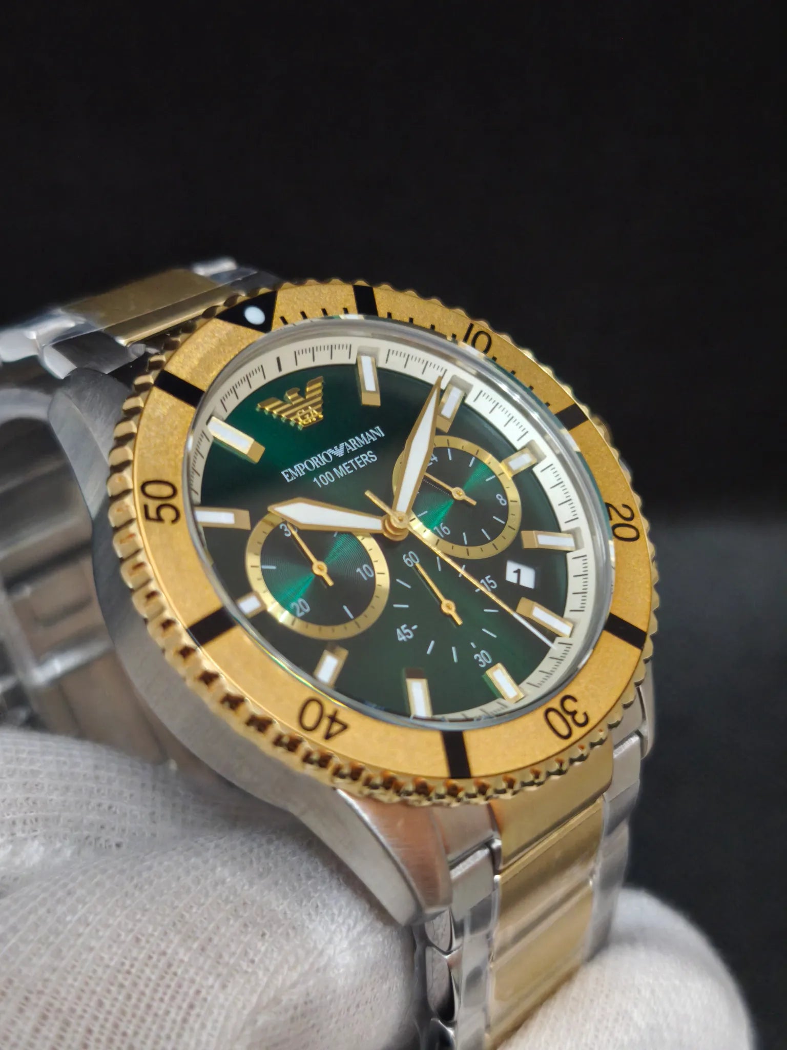 Reloj Emporio Armani AR11586 en ángulo opuesto, índices y agujas sobre esfera verde