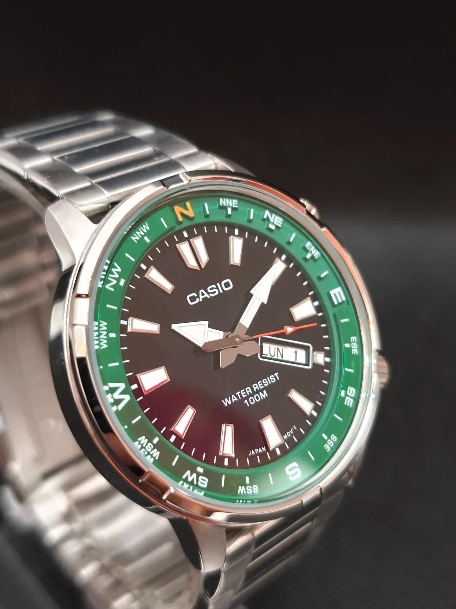 Detalle esfera negra Casio MTD-130D-1A3VDF con día y fecha