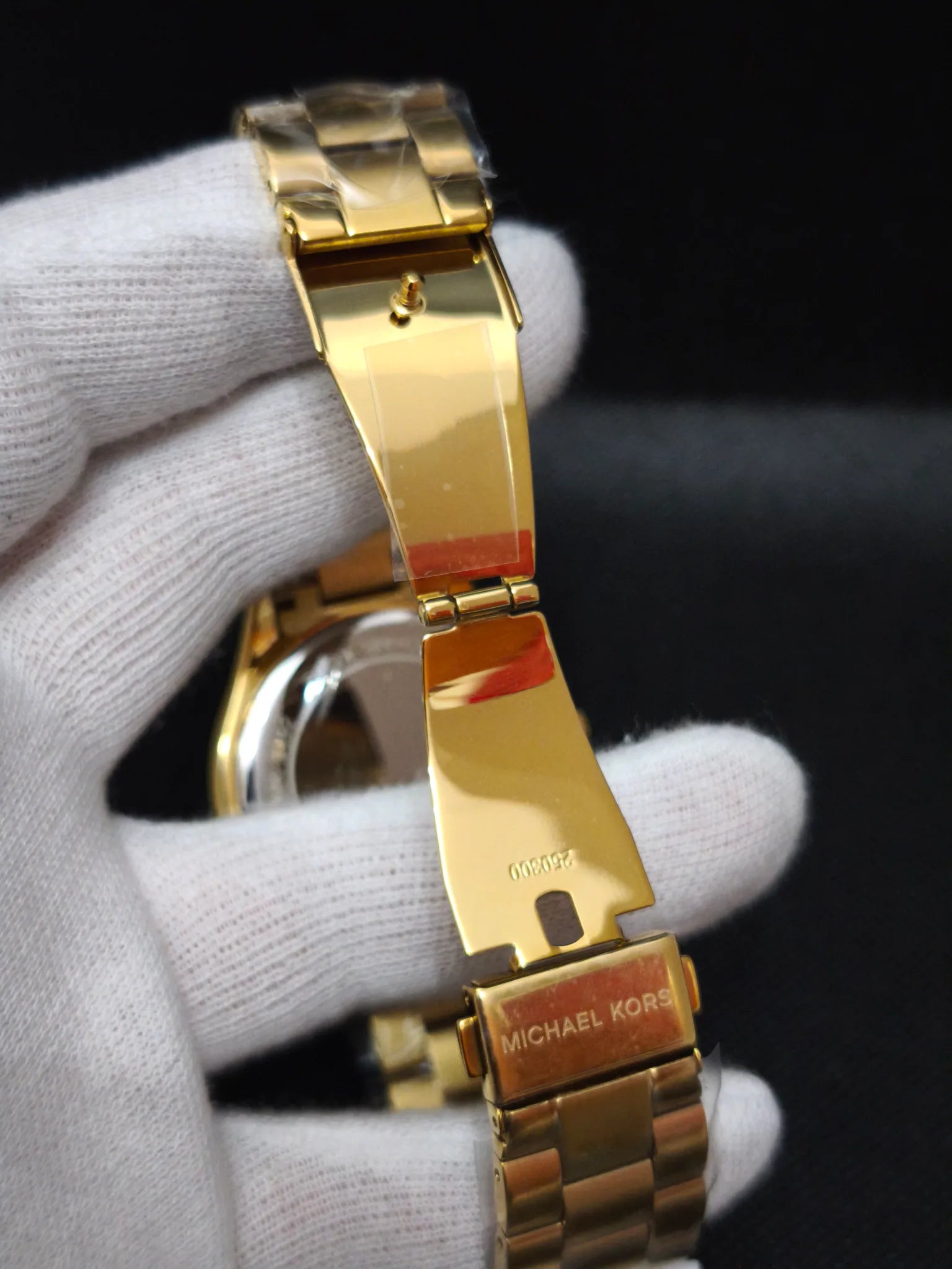 Reloj Michael Kors MK3492 Slim Runway, brazalete dorado por detrás y cierre