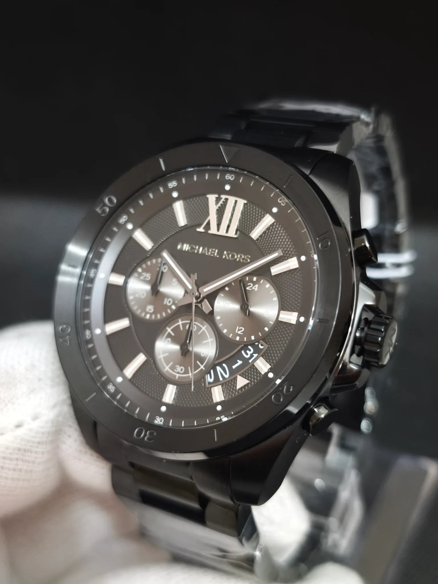 Reloj Michael Kors MK8858 en ángulo; cronógrafo y fecha sobre esfera negra