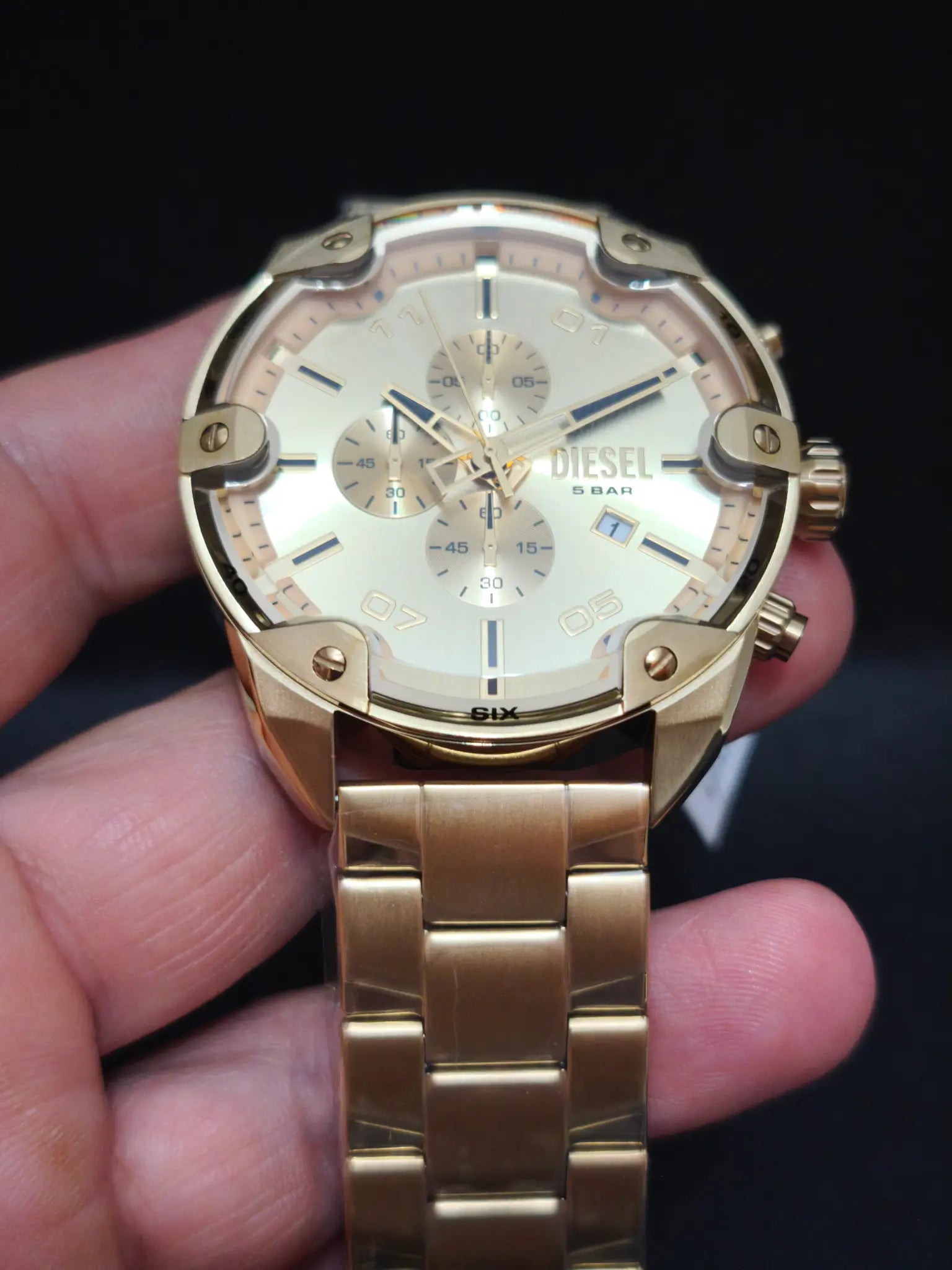Brazalete dorado de acero inoxidable del Diesel Spiked DZ4608
