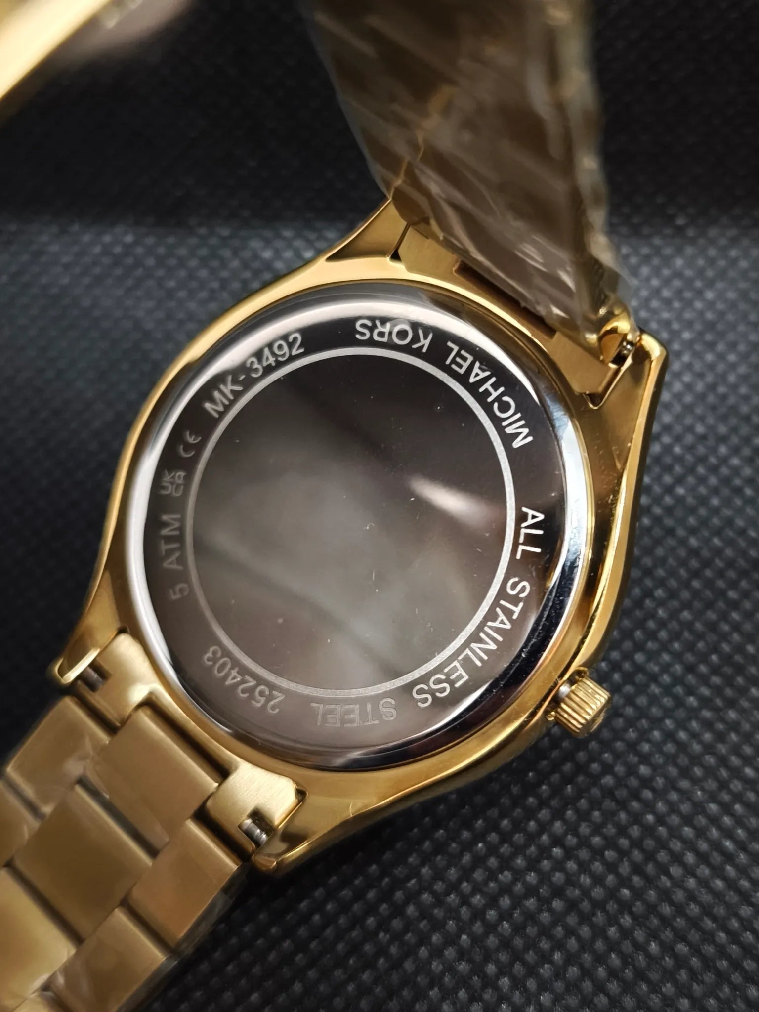 Reloj Michael Kors MK3492 Slim Runway, tapa trasera de acero con grabados