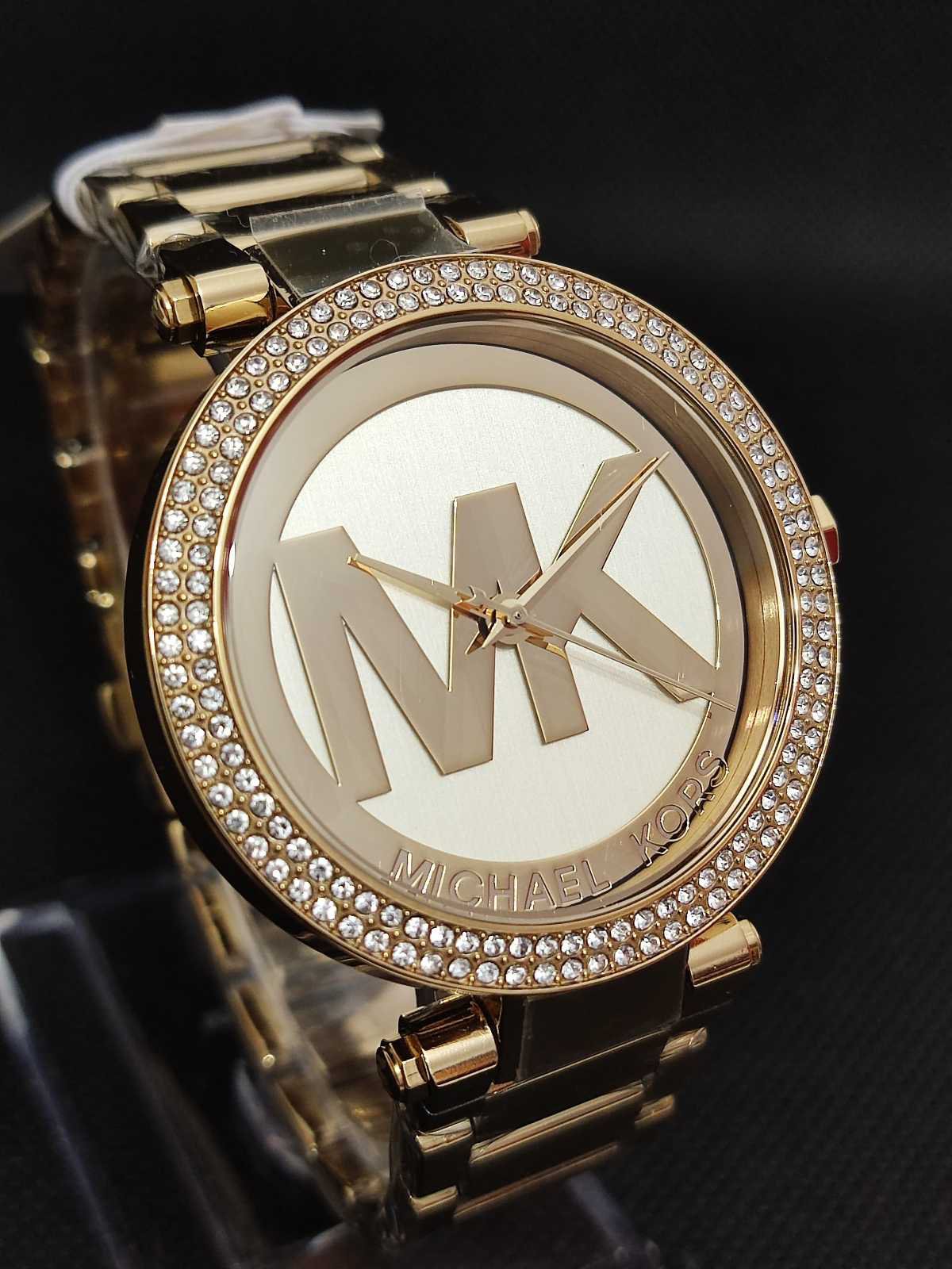 Reloj Michael Kors Blair MK5784 para mujer, caja dorada de 39 mm, esfera en tono champán con detalles de cristal.