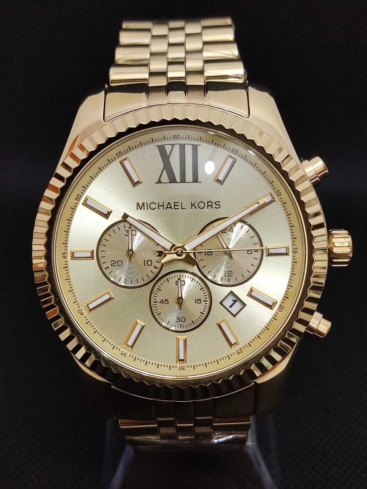 Reloj Michael Kors Lexington MK8281 con caja de 45 milímetros, bisel dorado y cronógrafo para hombre.