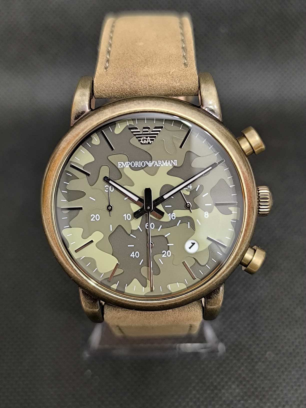 Reloj Emporio Armani AR1818 cronógrafo, caja marrón de 41 mm con esfera estilo camuflaje y correa de piel marrón.