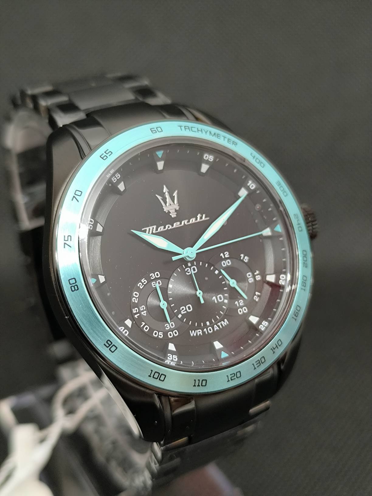 Reloj Maserati R8873644002 Aquaedition con caja de 45 milimetros en acero inoxidable PVD negro, bisel tono aguamarina, cronógrafo y esfera negra.