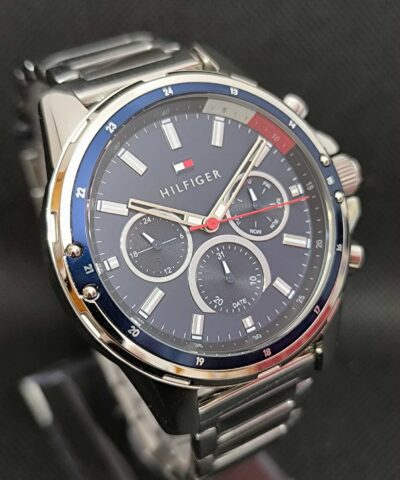 Reloj Tommy Hilfiger TH1791788 para hombre con caja de 43 milímetros en acero inoxidable, esfera azul multifunción y correa resistente.