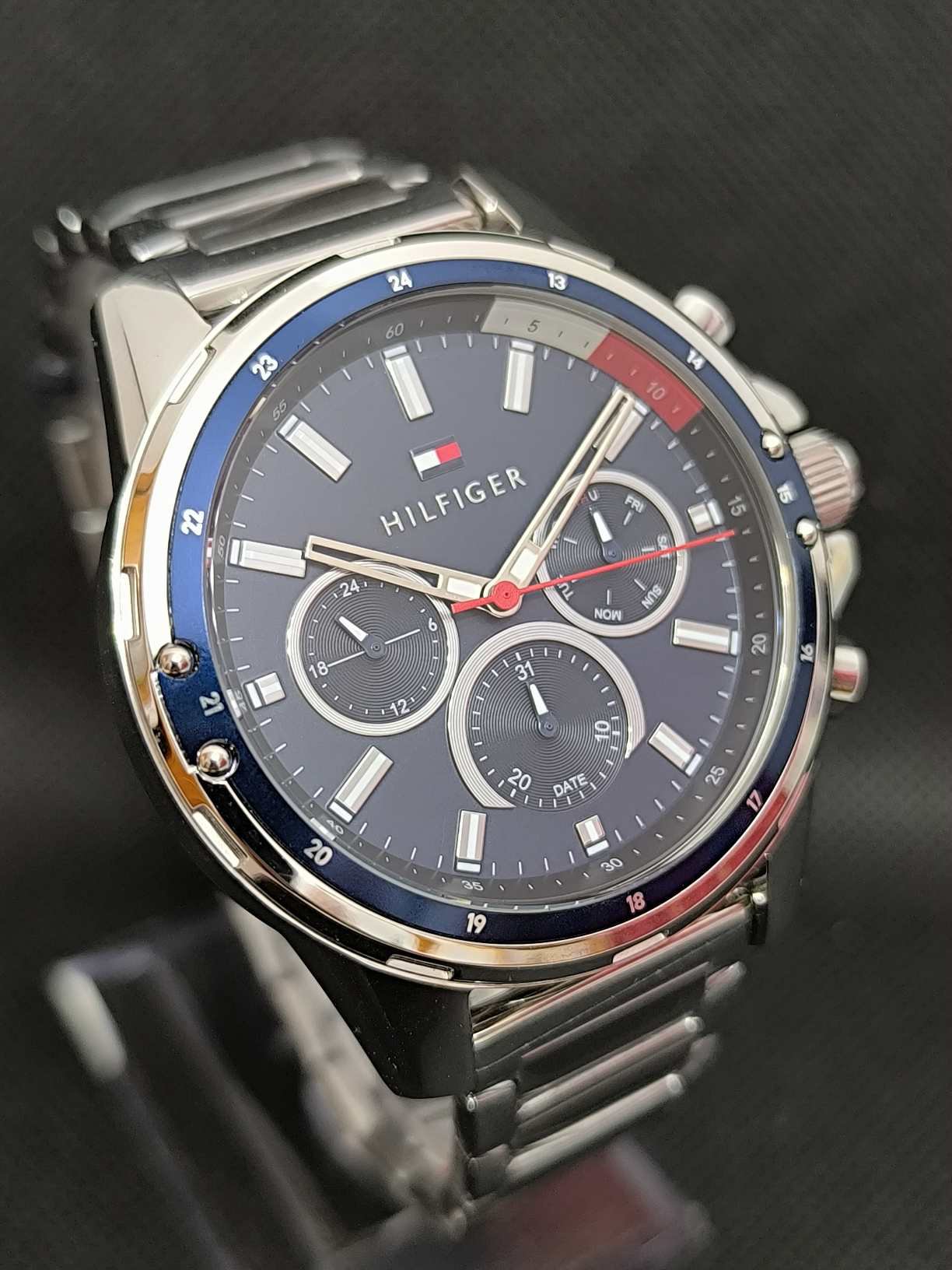 Reloj Tommy Hilfiger TH1791788 para hombre con caja de 43 milímetros en acero inoxidable, esfera azul multifunción y correa resistente.