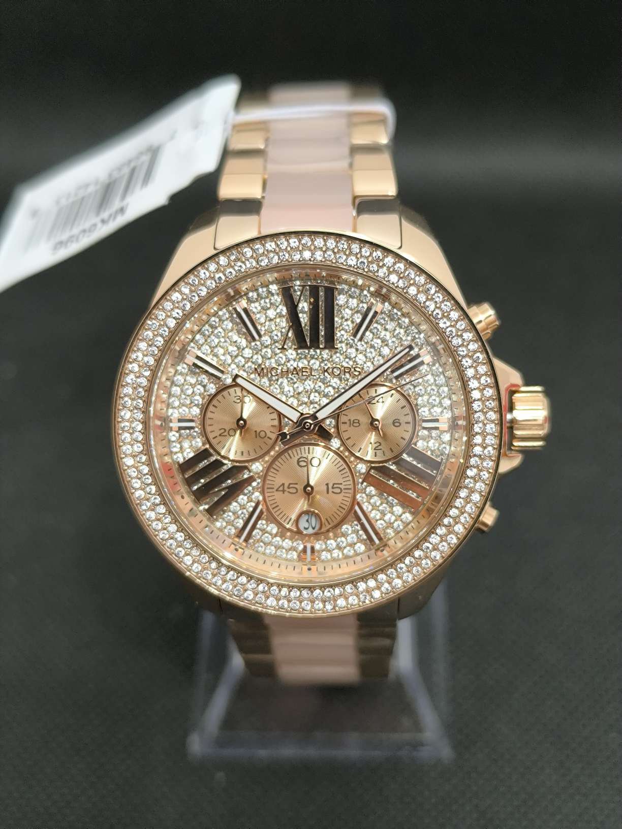 Reloj Michael Kors Wren MK6096 para mujer en color oro rosa con cronógrafo y correa de acero inoxidable, su caja tiene un diámetro de 41 mm con una resistencia al agua de 5 atmósferas 50 metros