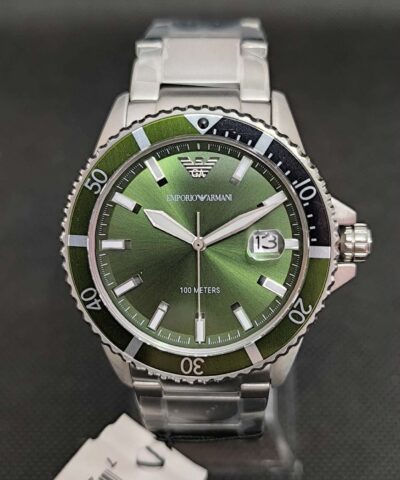 Reloj Emporio Armani Diver AR11338 cuenta con caja de 42 milímetros y correa de acero inoxidable, esfera verde con lupa para visualizar el día, bisel giratorio y resistencia al agua de 10 atmosferas (100 metros)