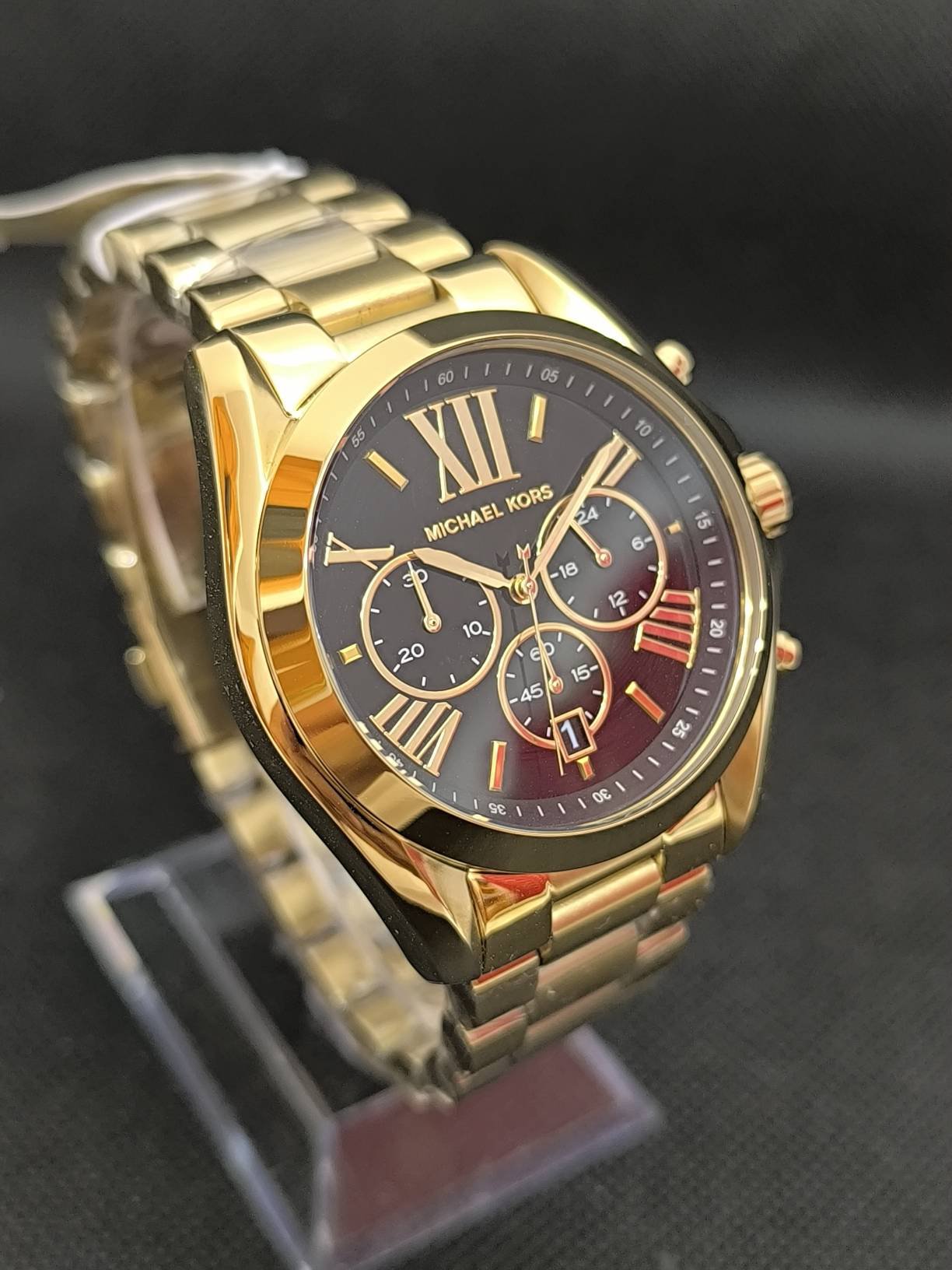 Reloj Michael Kors Bradshaw MK5739 dorado de acero inoxidable para mujer, con eslabones metálicos y esfera negra con cronógrafo, resistente al agua hasta 10 atm (100 metros)