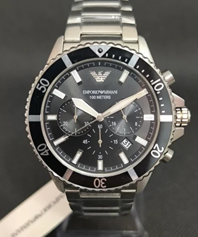 Reloj Emporio Armani Diver AR11360 con caja de acero inoxidable, esfera negra y bisel giratorio. Diseño deportivo con resistencia al agua de 10 ATM.