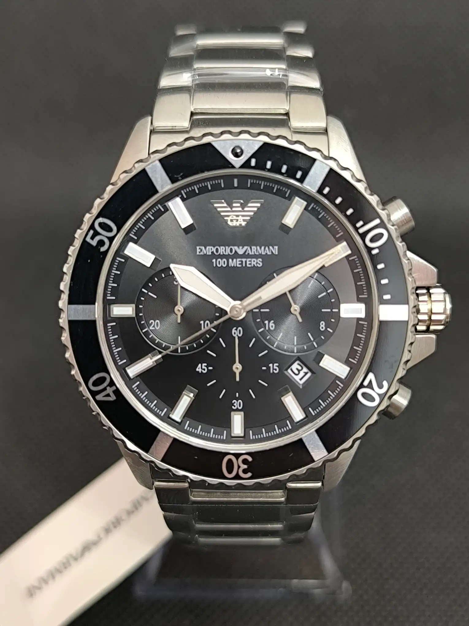 Reloj Emporio Armani Diver AR11360 con caja de acero inoxidable, esfera negra y bisel giratorio. Diseño deportivo con resistencia al agua de 10 ATM.