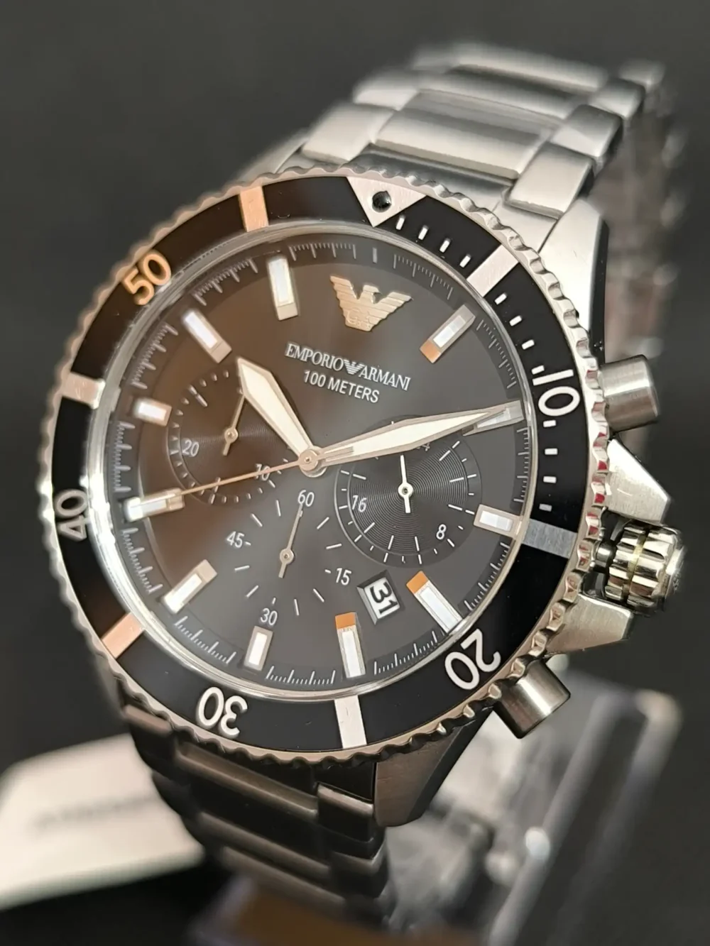 Reloj Emporio Armani Diver AR11360 con caja de acero inoxidable, esfera negra y bisel giratorio. Diseño deportivo con resistencia al agua de 10 ATM.