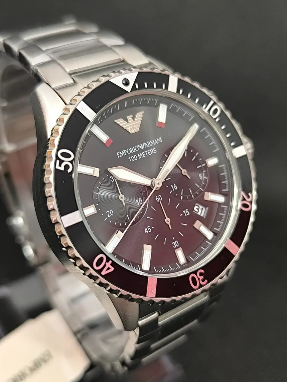 Reloj Emporio Armani Diver AR11360 con caja de acero inoxidable, esfera negra y bisel giratorio. Diseño deportivo con resistencia al agua de 10 ATM.