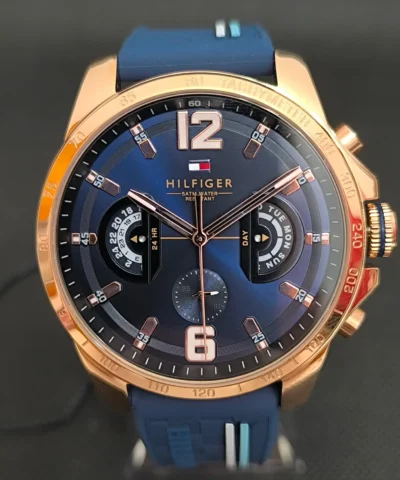 Reloj Tommy Hilfiger 1791474 para hombre con caja de acero inoxidable de 46 mm, esfera azul y correa de silicona azul.