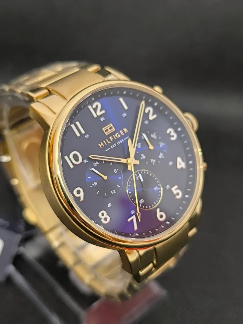 Reloj Tommy Hilfiger 1710384 para hombre con caja dorada de 45 mm