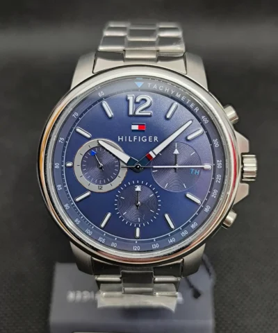 Reloj Tommy Hilfiger 1791534 hombre con caja plateada de 44 milímetros, esfera azul con detalles en blanco y rojo.