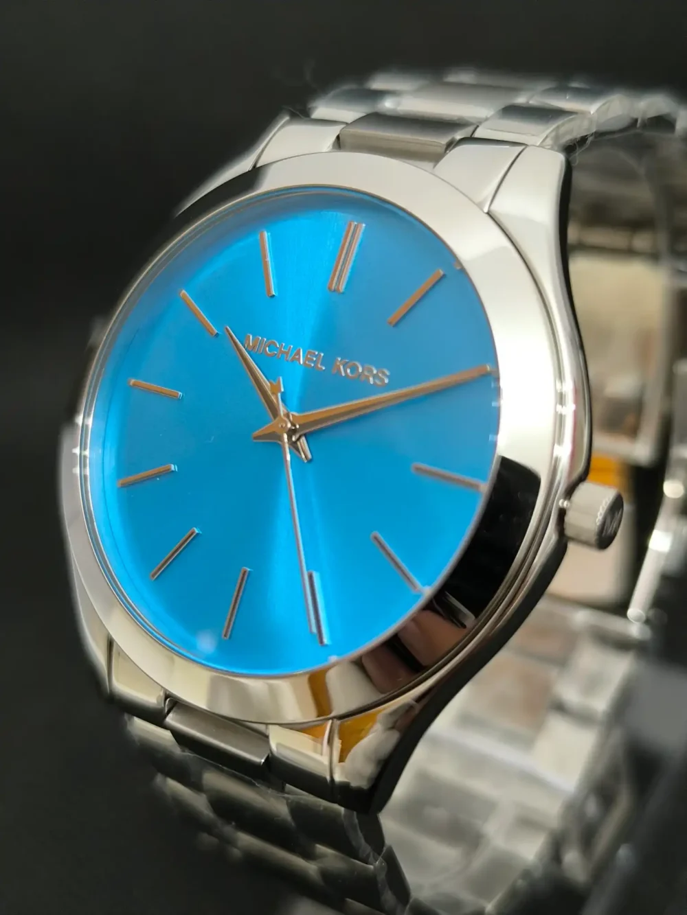 Reloj Michael Kors MK3292 para mujer con caja de acero inoxidable de 41 milímetros, esfera azul con detalles plateados.