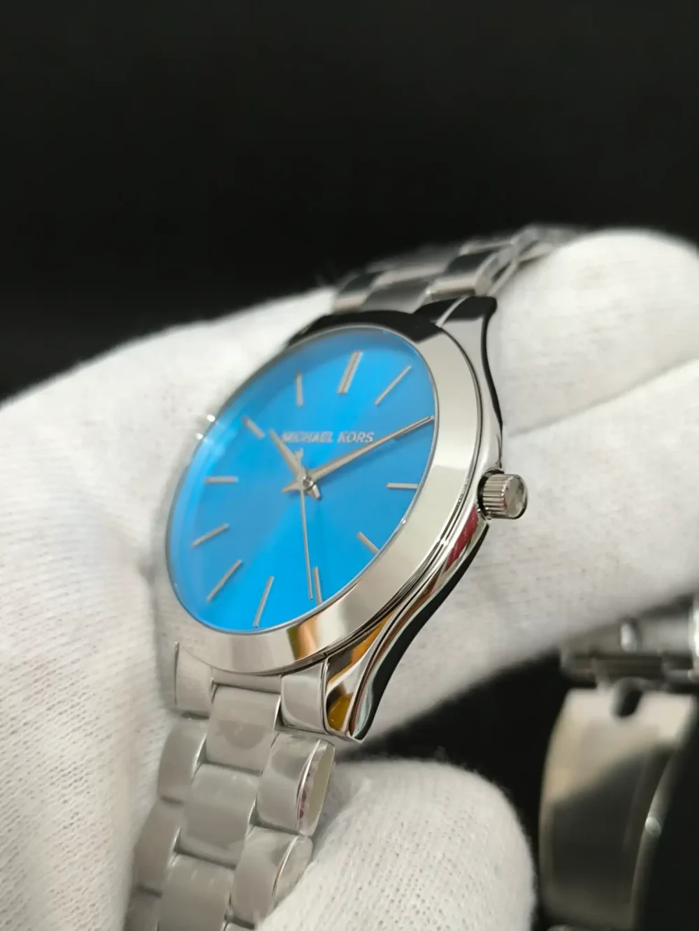 Reloj Michael Kors MK3292 para mujer con caja de acero inoxidable de 41 milímetros, esfera azul con detalles plateados.