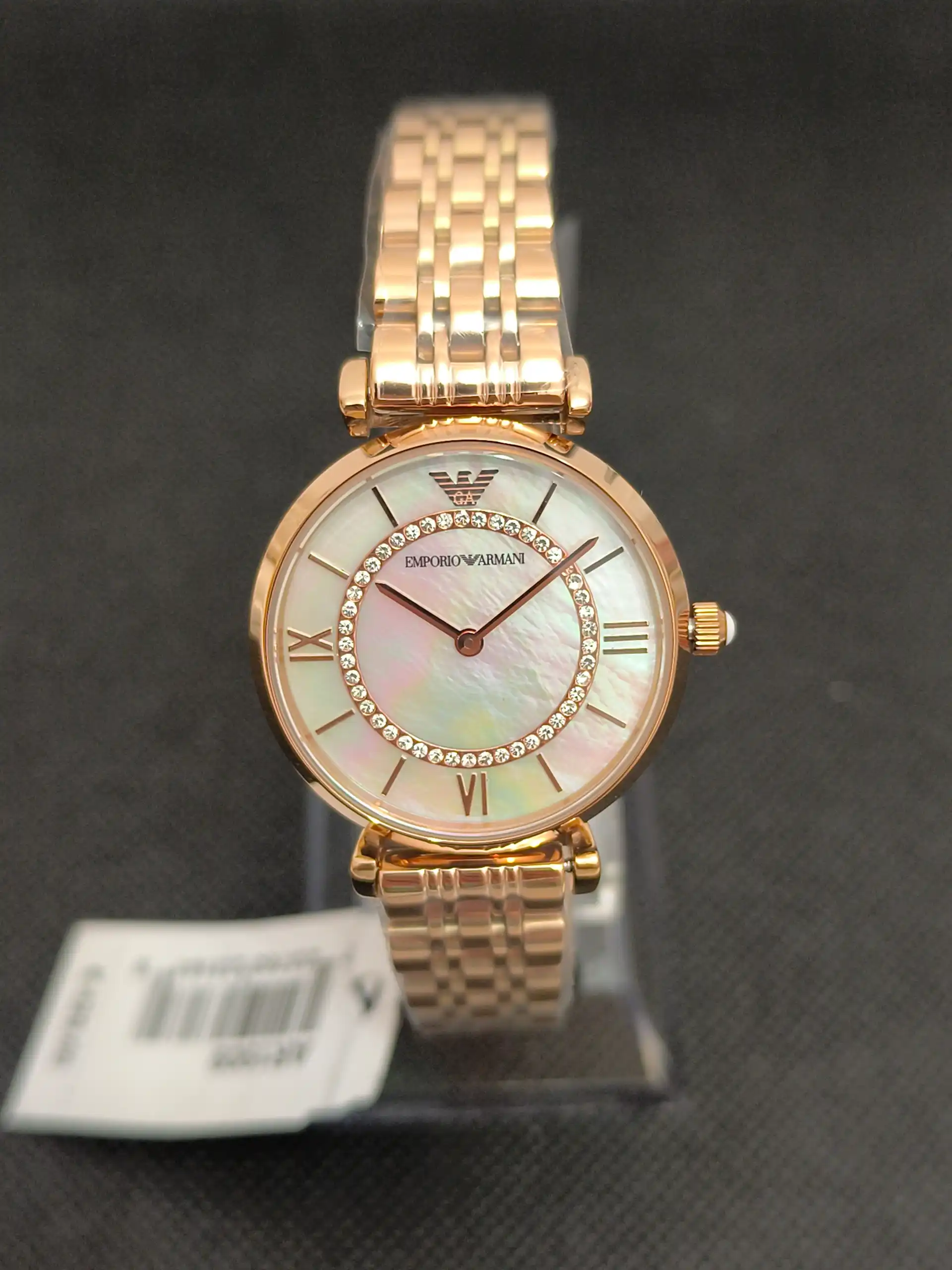 Reloj Emporio Armani AR1909 en oro rosa con esfera nacarada y cristales brillantes. Diseño sofisticado con correa de eslabones y resistencia al agua 3 ATM.