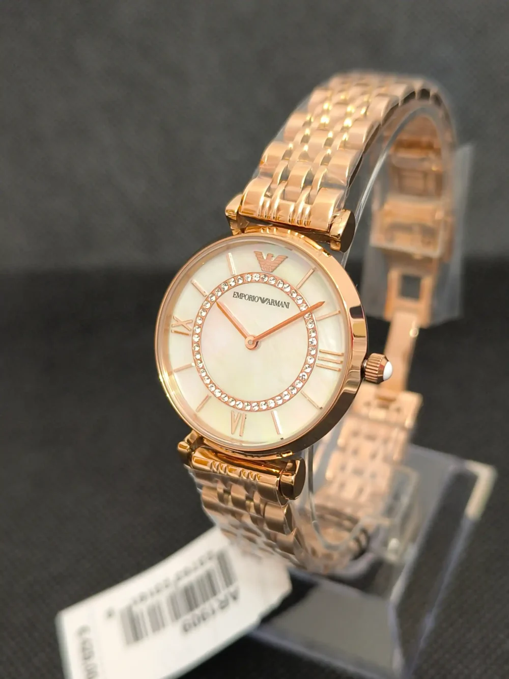 Reloj Emporio Armani AR1909 en oro rosa con esfera nacarada y cristales brillantes. Diseño sofisticado con correa de eslabones y resistencia al agua 3 ATM.