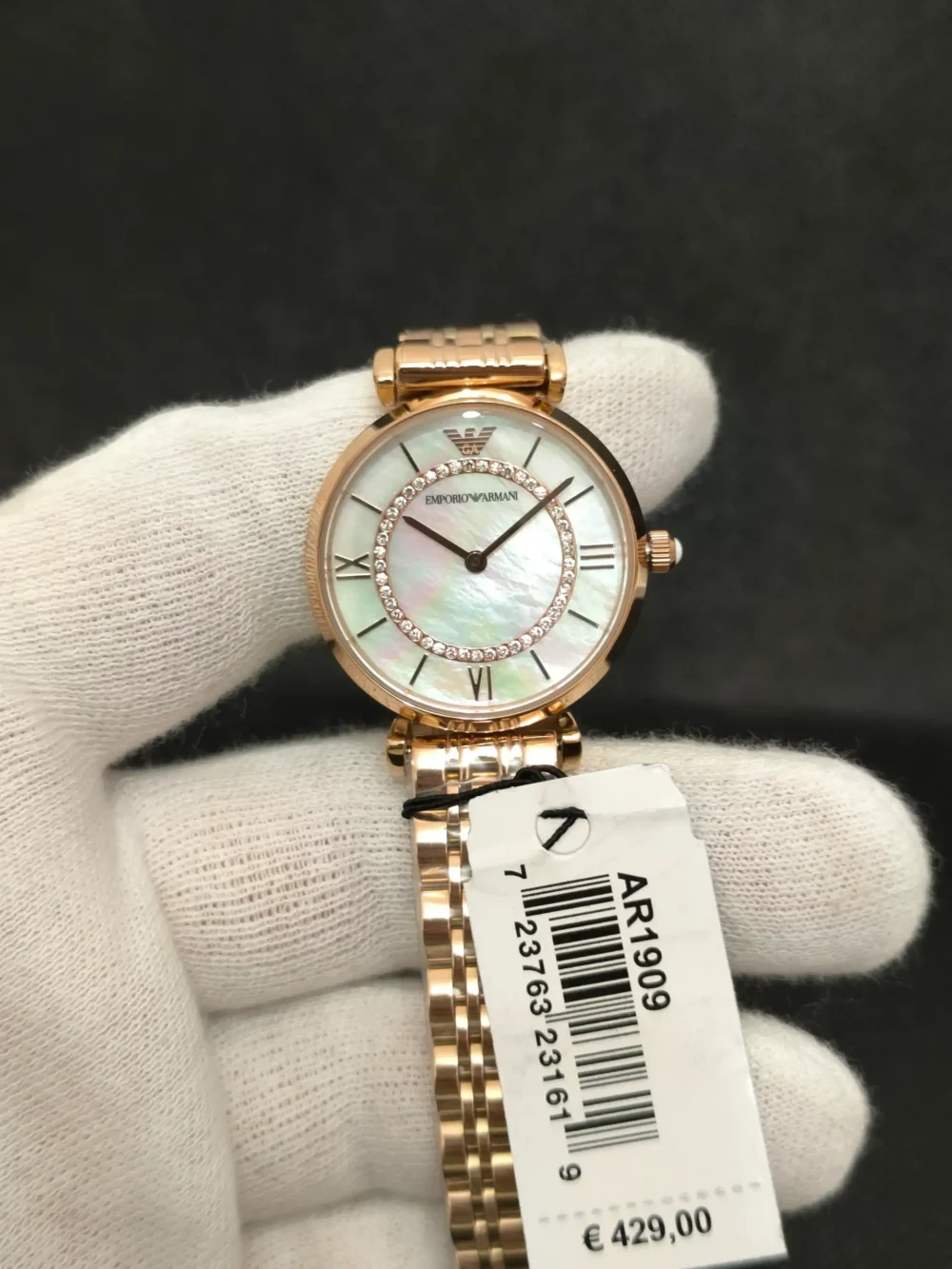 Reloj Emporio Armani AR1909 en oro rosa con esfera nacarada y cristales brillantes. Diseño sofisticado con correa de eslabones y resistencia al agua 3 ATM.