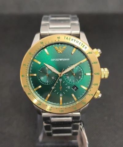 Reloj Emporio Armani AR11454 con esfera verde, bisel dorado y correa de acero inoxidable. Cronógrafo con taquímetro y resistencia al agua de 5 ATM.