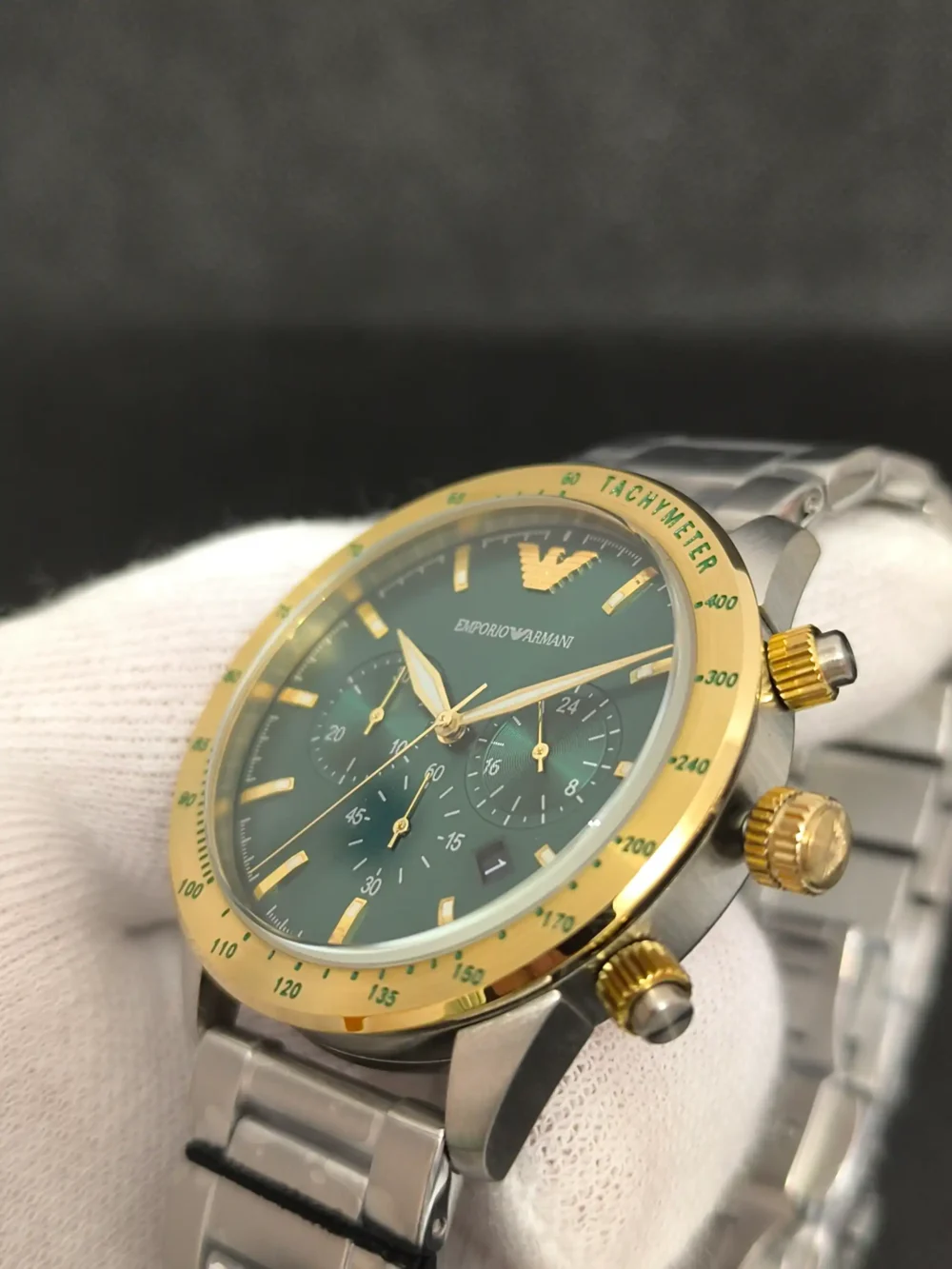 Reloj Emporio Armani AR11454 con esfera verde, bisel dorado y correa de acero inoxidable. Cronógrafo con taquímetro y resistencia al agua de 5 ATM.